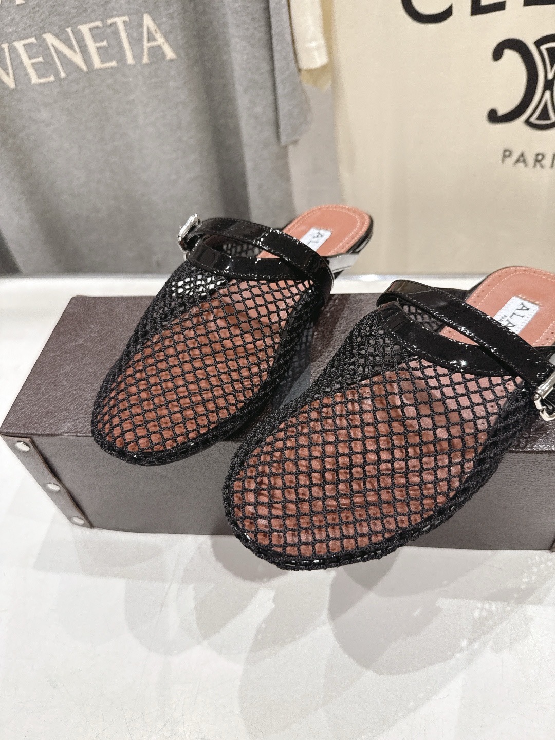 Мюли женские Alaïa Flat Mules in Fishnet чёрного цвета