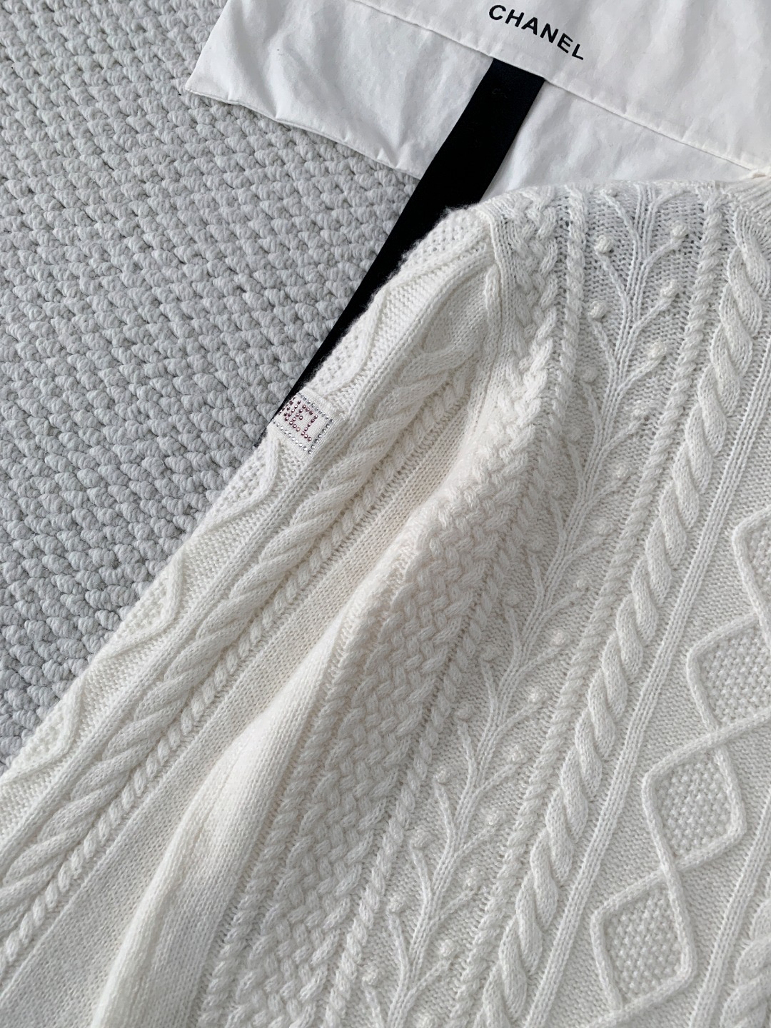 Свитер женский в стиле Chanel с высоким воротником и рельефной вязкой молочного цвета