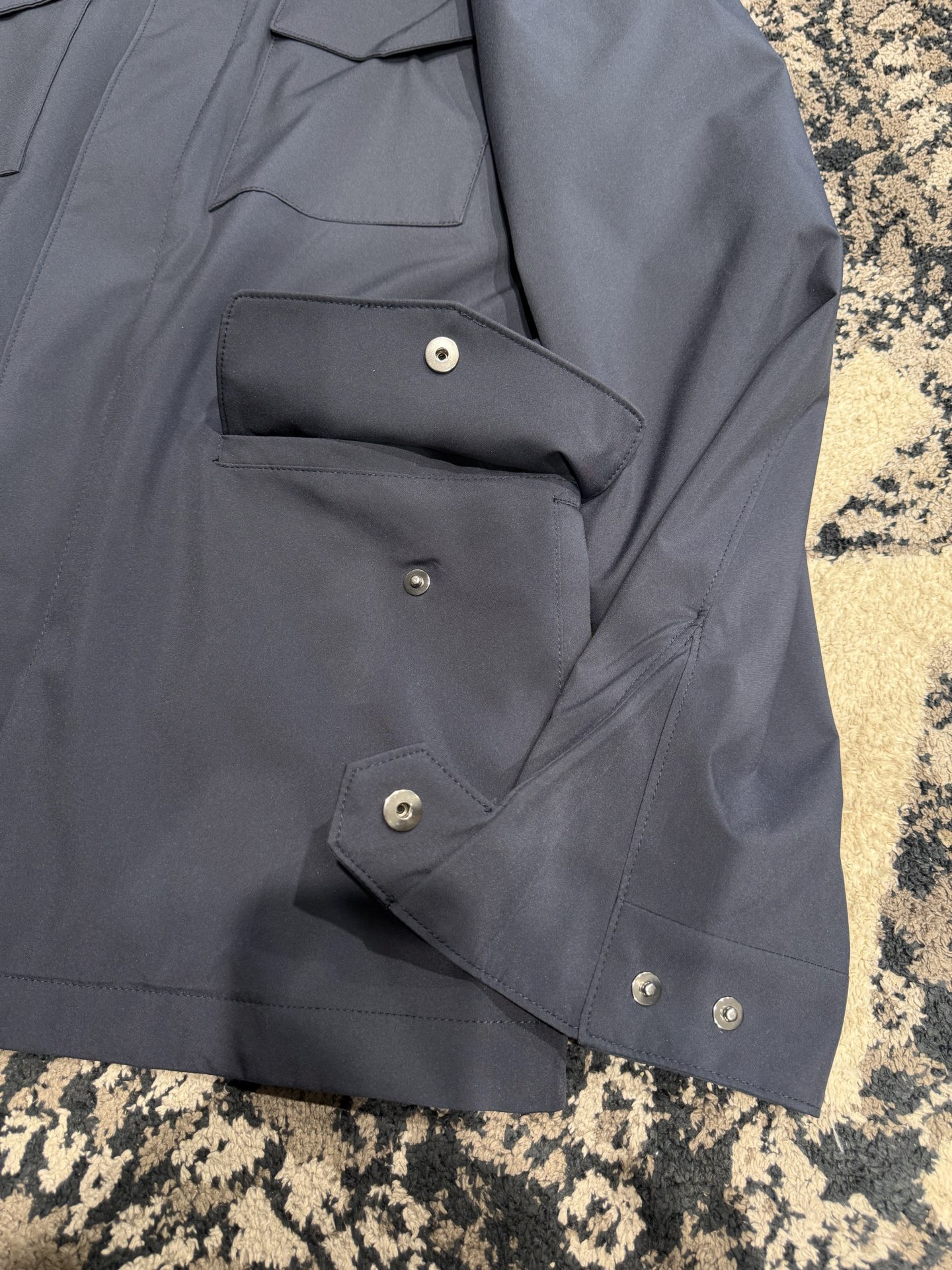 Куртка мужская в стиле Loro Piana Traveller Windmate® из технологичной ткани синего цвета с капюшоном