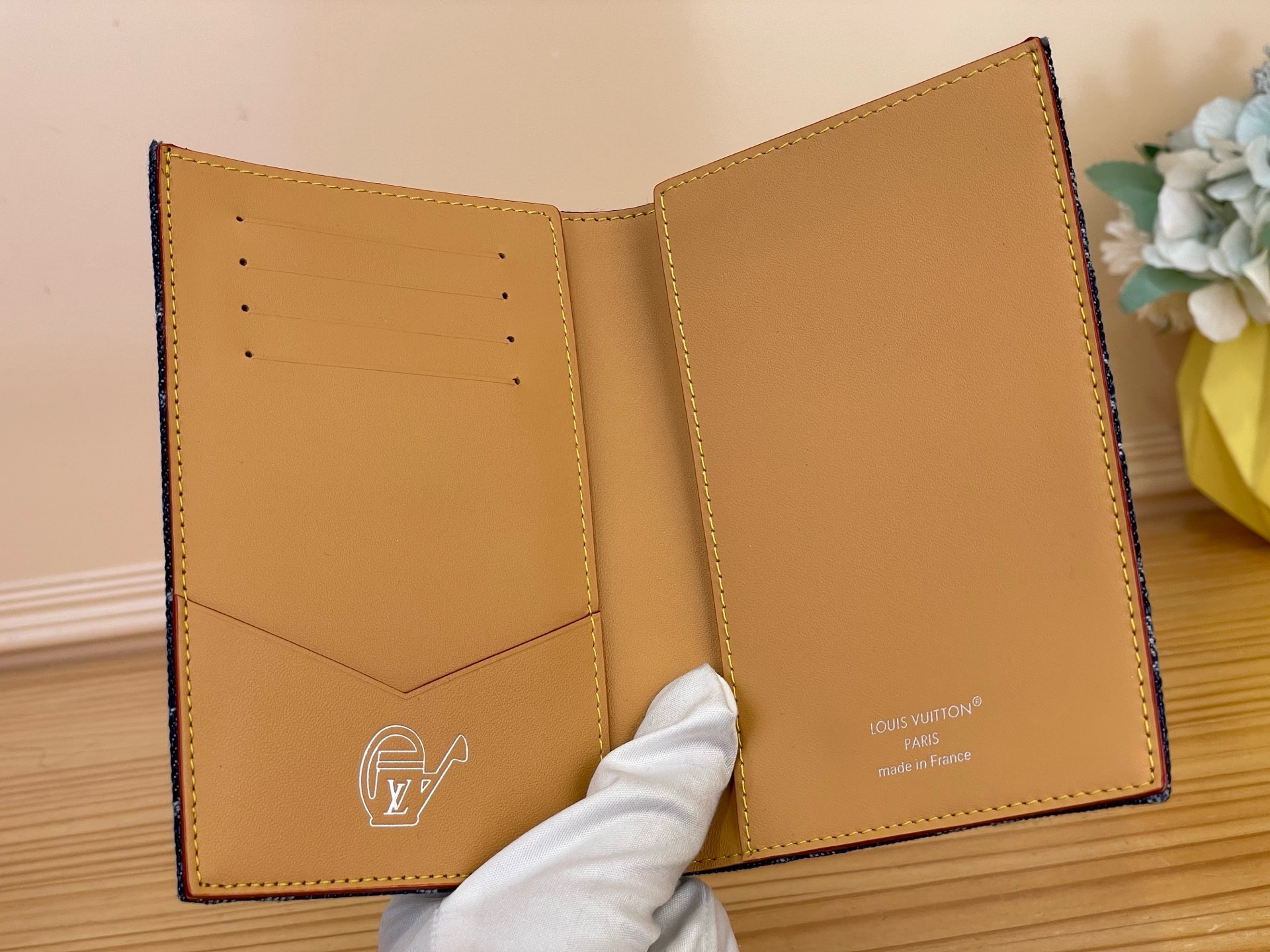 Обложка для паспорта женская Louis Vuitton синего цвета