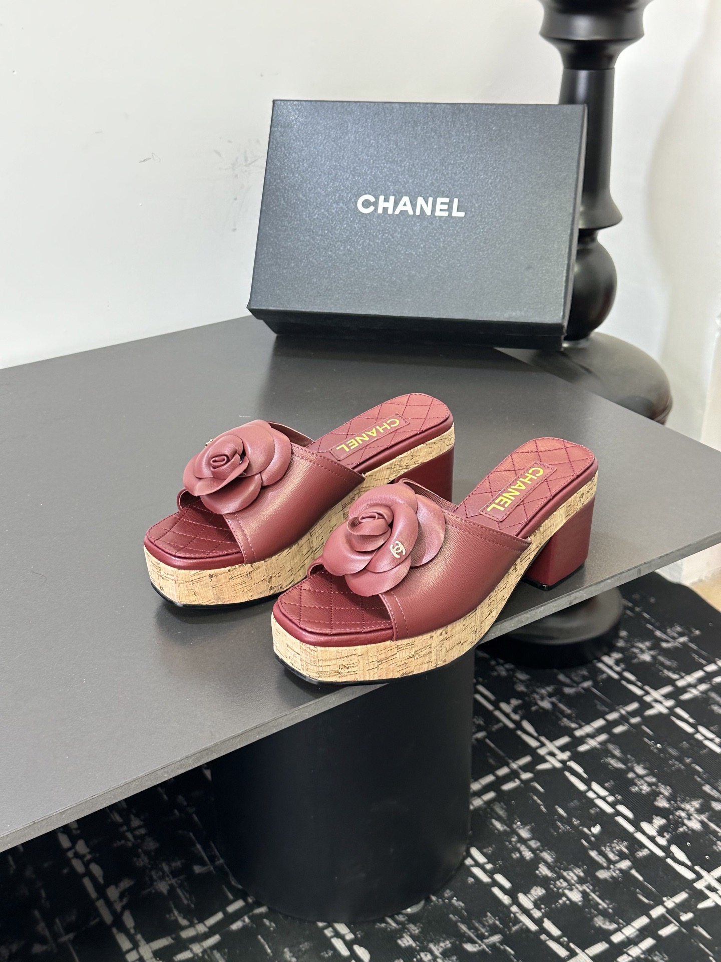 Мюли женские в стиле Chanel с цветком камелии бордового цвета