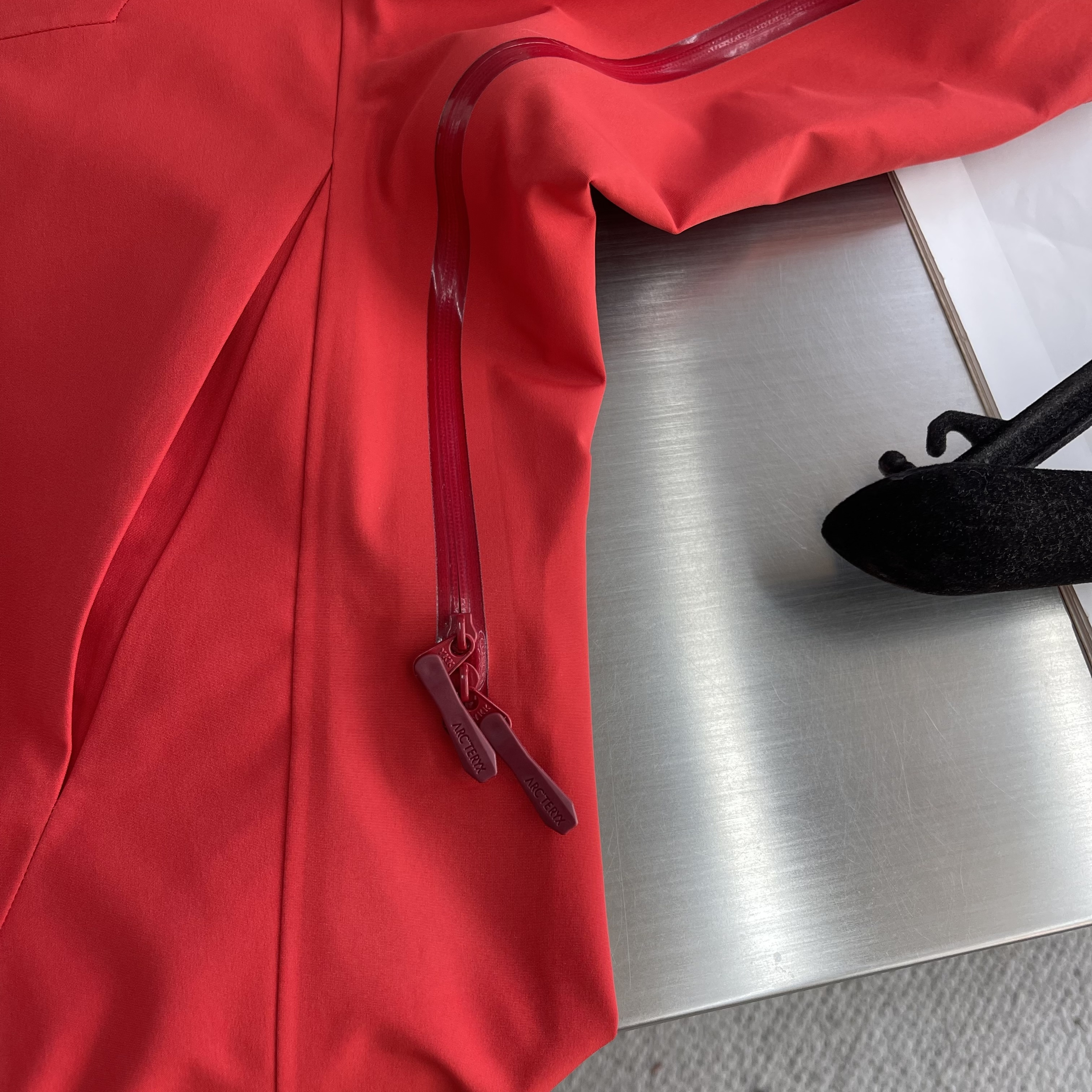 Куртка унисекс в стиле Arc'teryx Alpha SV с капюшоном красного цвета