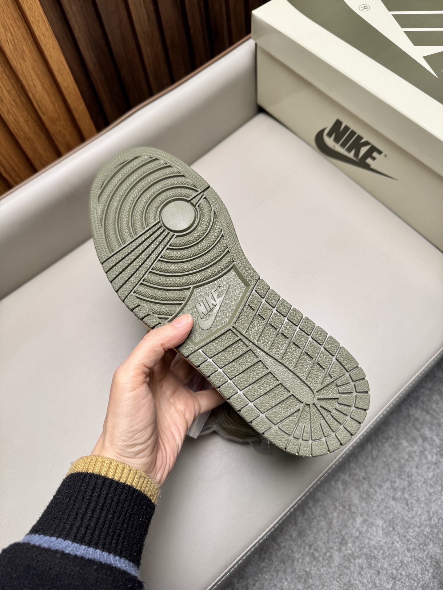 Кроссовки унисекс в стиле Nike Air Jordan 1 Low Travis Scott тёмно-оливкового цвета с чёрными и бежевыми вставками