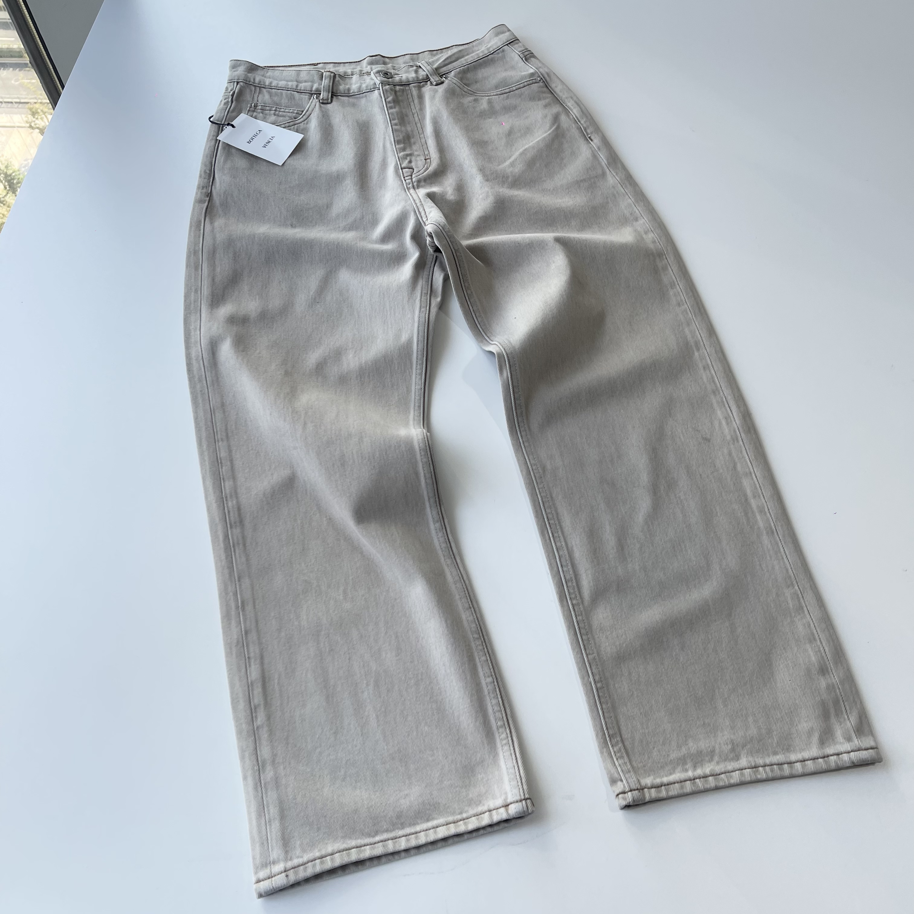 Джинсы мужские в стиле Bottega Veneta Vienna из итальянского денима бежевого цвета