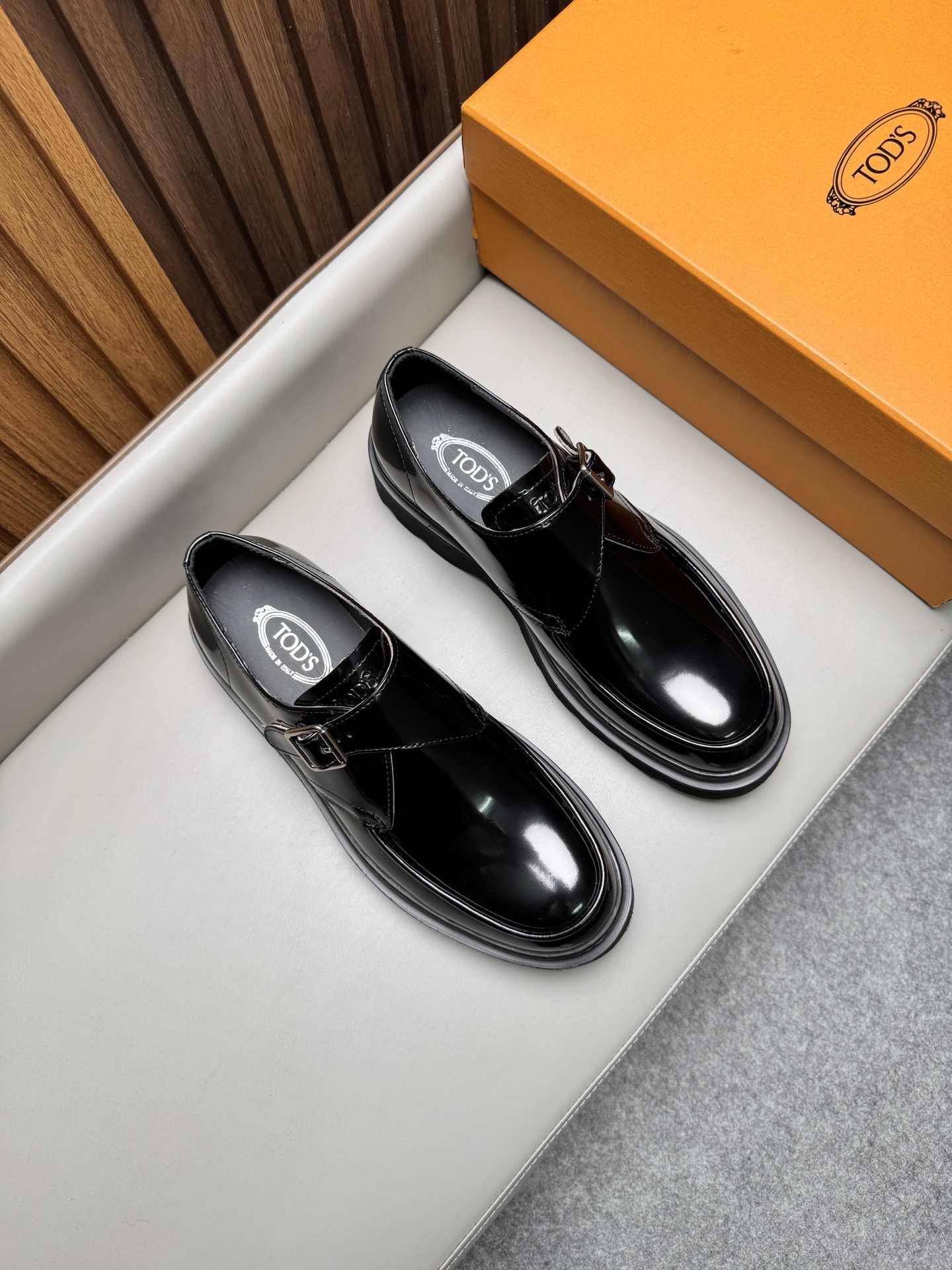 Лоферы мужские в стиле Tod’s черного цвета на массивной подошве