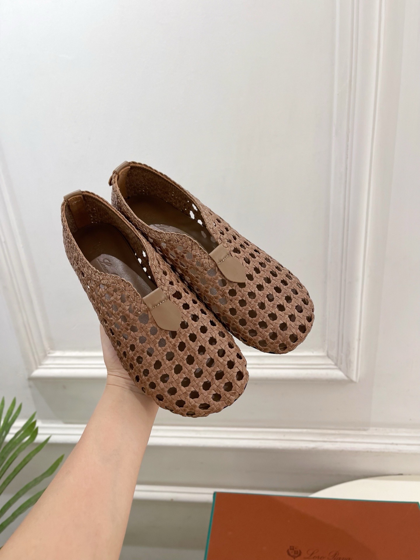 Лоферы женские в стиле Loro Piana бежевого цвета