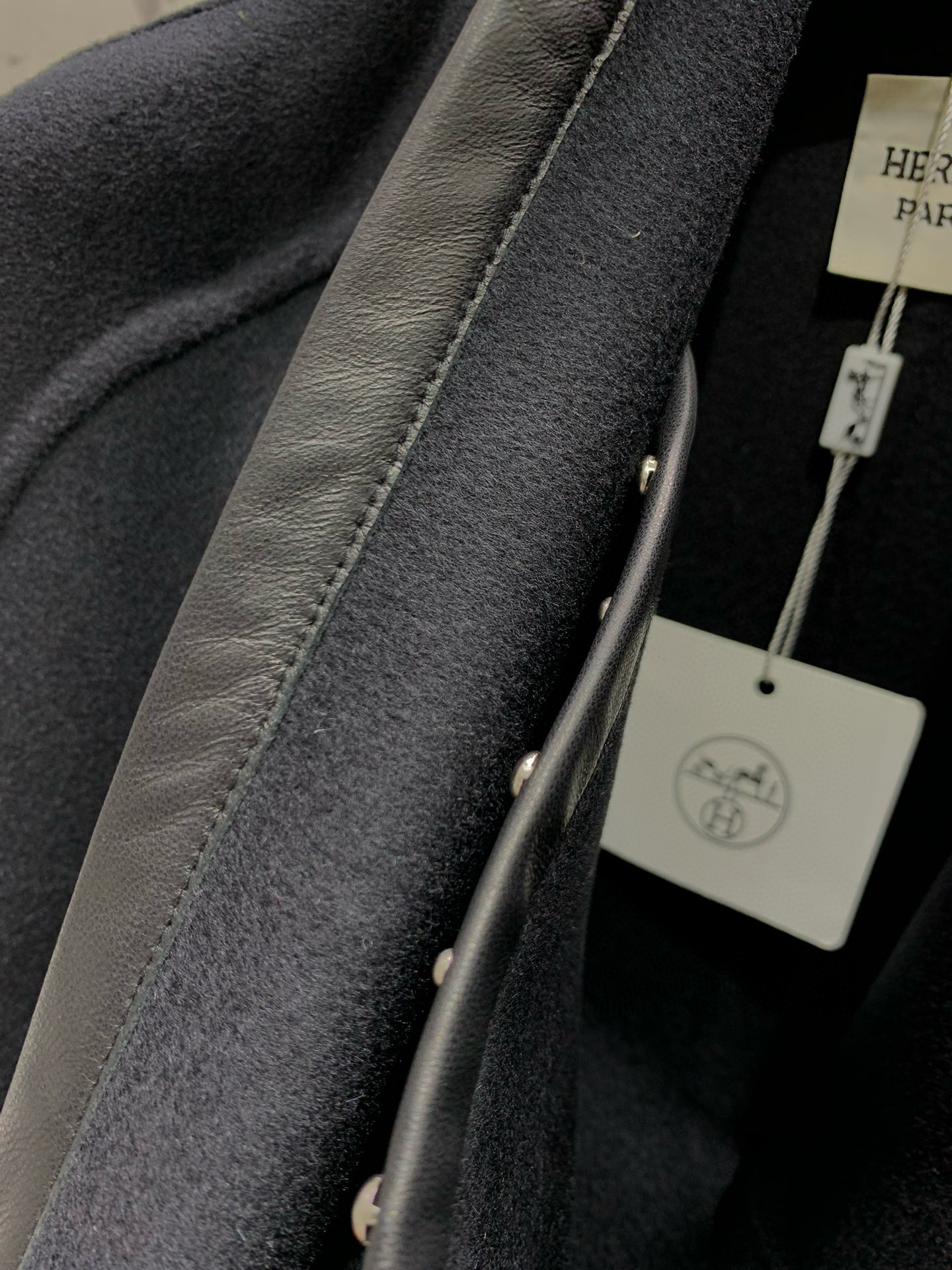Пальто женское в стиле Hermès из шерсти с кожаными вставками и заклёпками