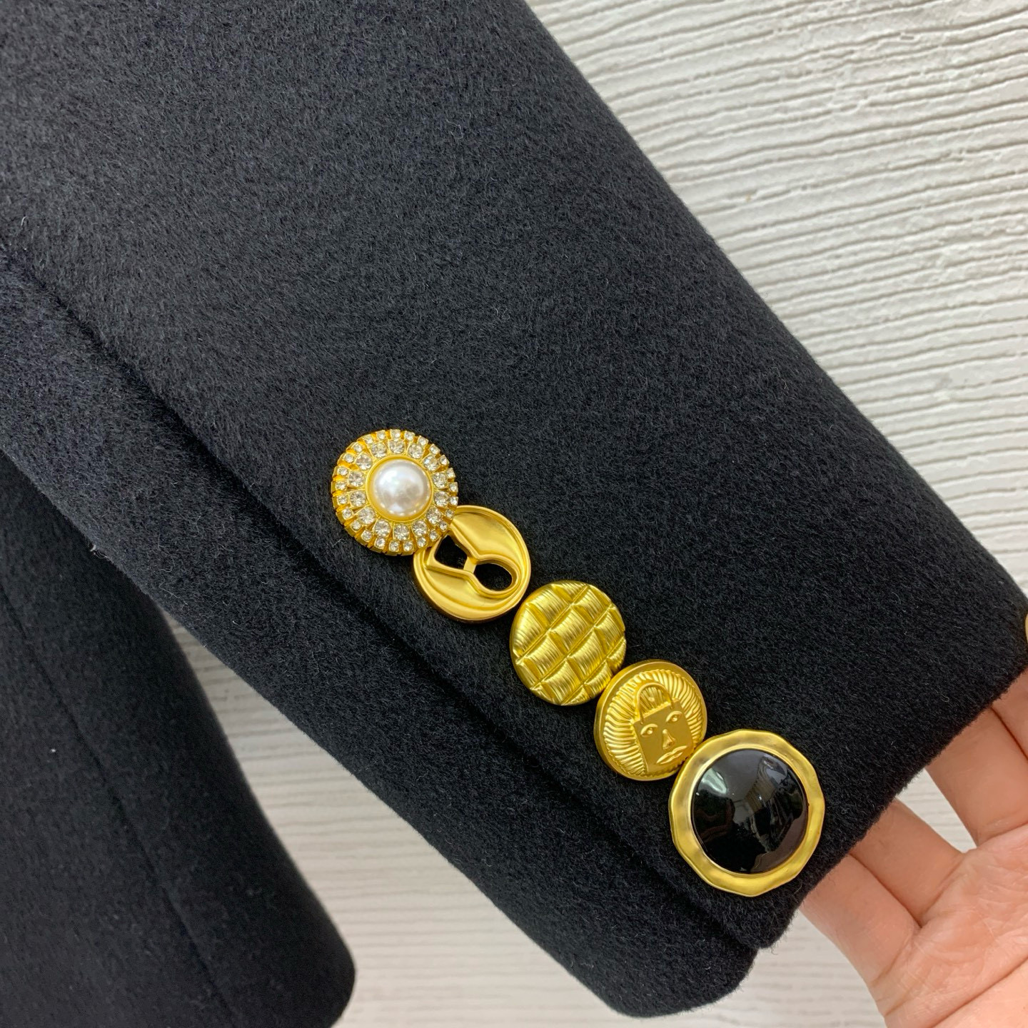 Пальто укороченное женское в стиле Schiaparelli  из шерсти с золотыми пуговицами чёрного цвета