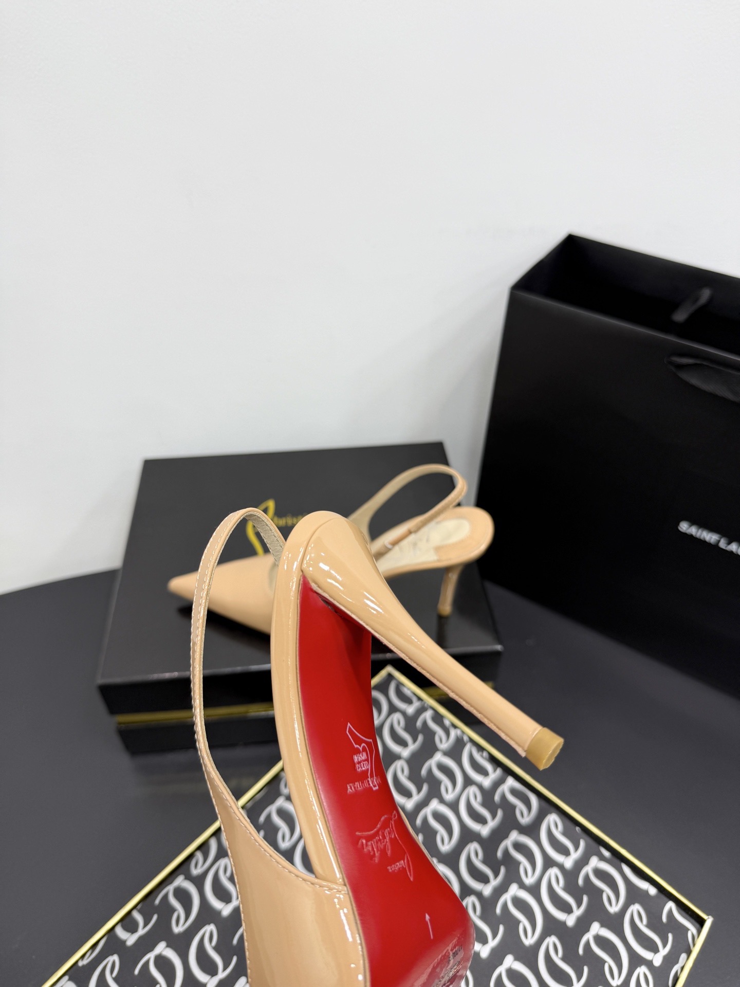 Туфли женские Christian Louboutin Miss Z бежевого цвета
