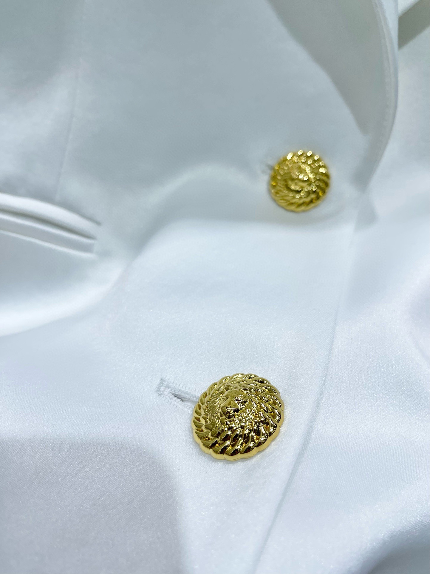 Пиджак женский в стиле Balmain белого цвета с золотыми пуговицами