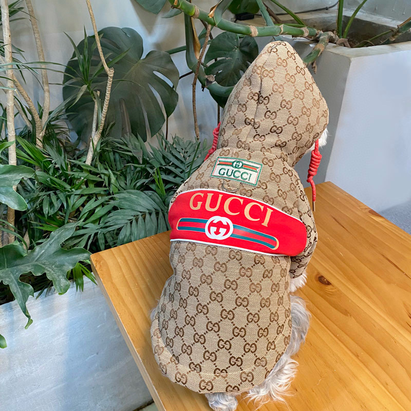 Куртка-дождевик для собак в стиле Gucci Monogram с капюшоном и мотивом пчелы
