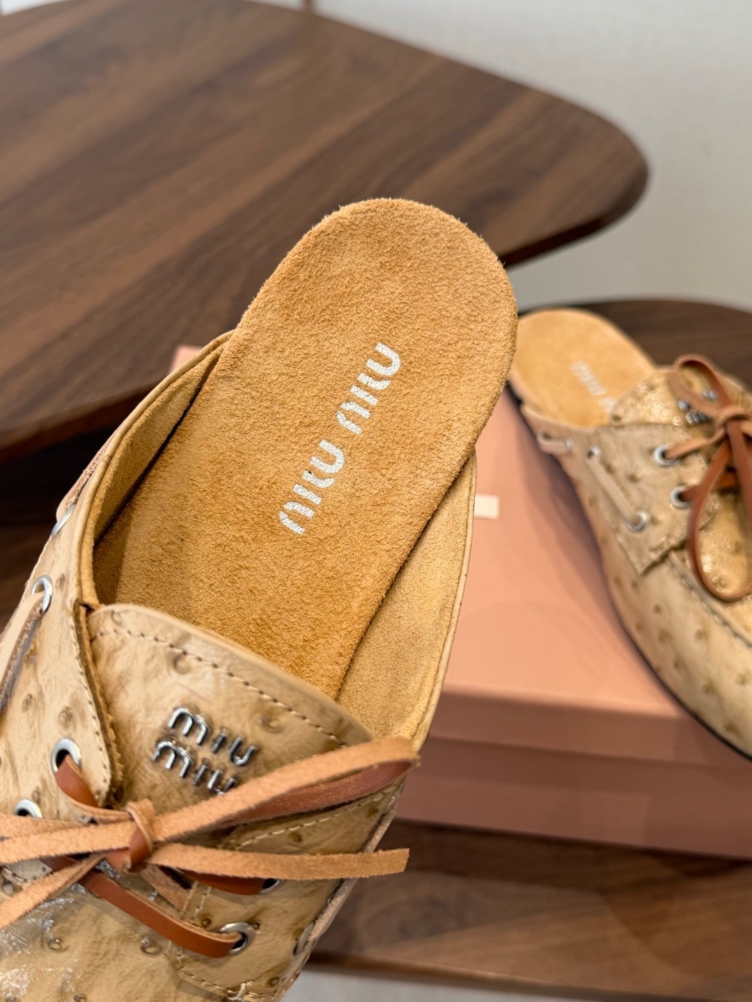 Мюли женские Miu Miu бежевого цвета