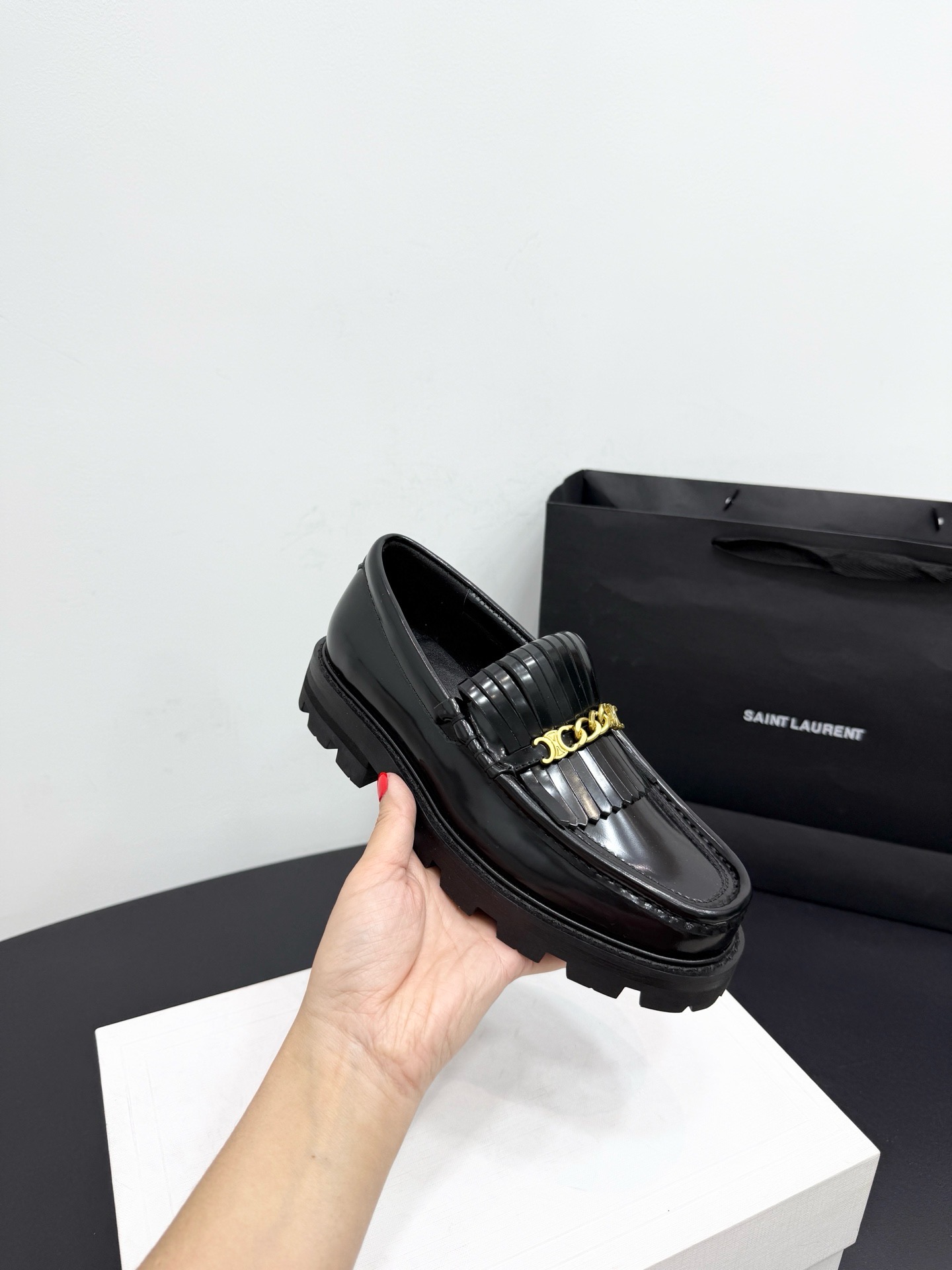 Лоферы женские в стиле Celine Triomphe с цепочкой из натуральной кожи черного цвета