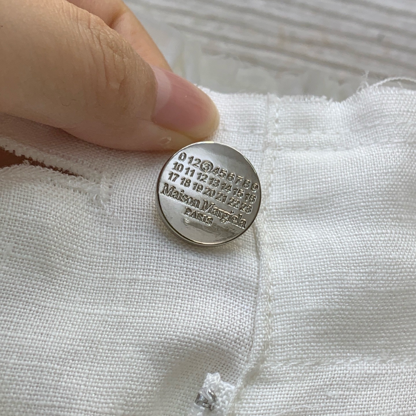 Брюки женские в стиле MM6 Maison Margiela белого цвета с широким кроем