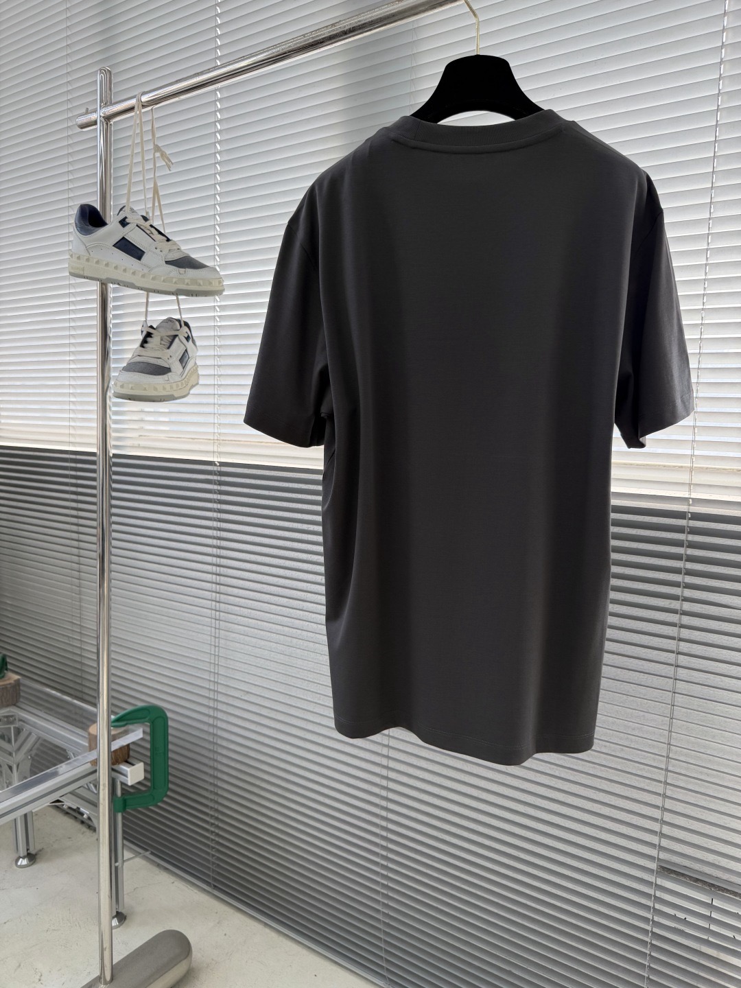 Футболка мужская в стиле Prada минималистичная с логотипом графитового цвета