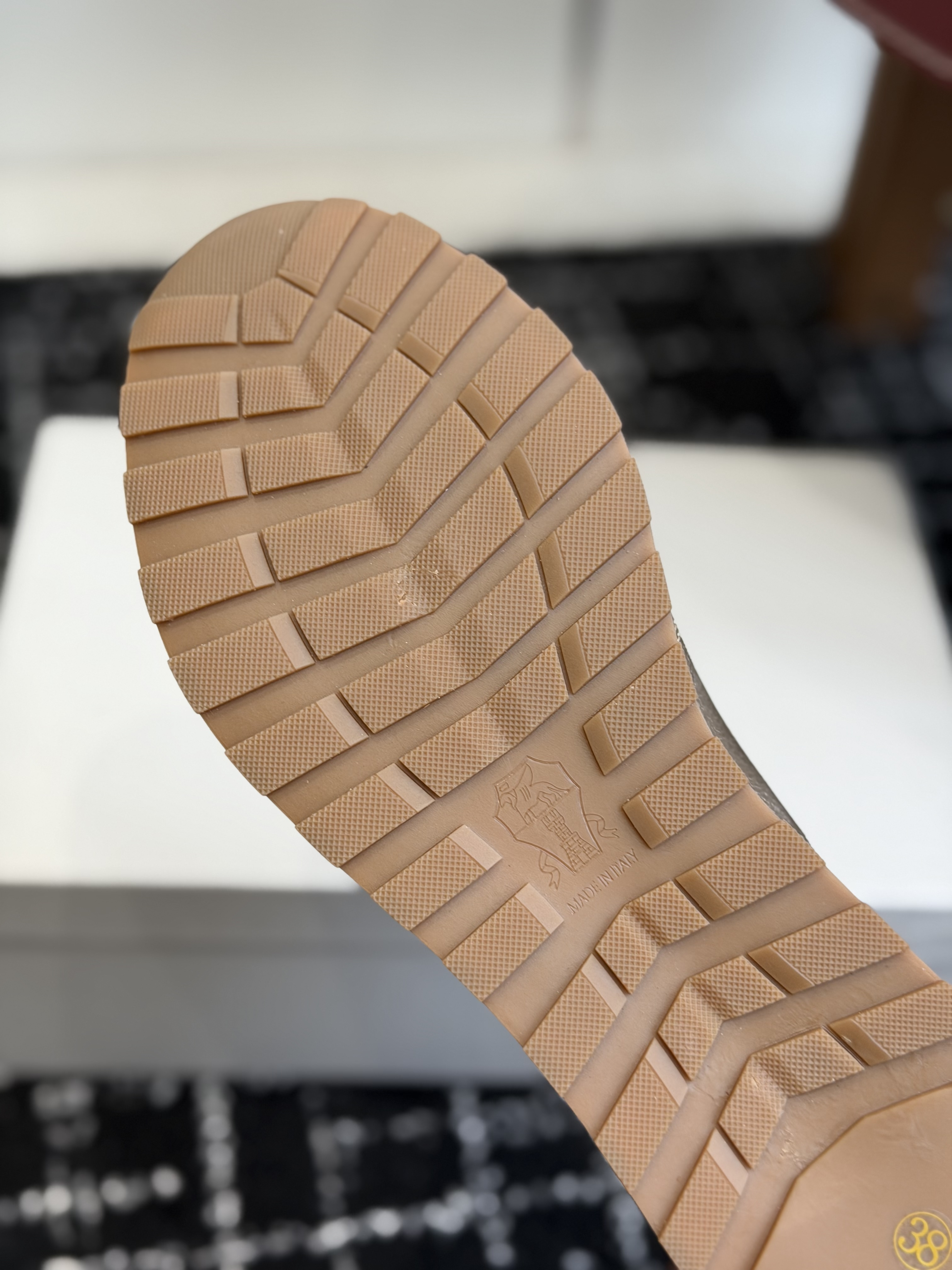 Кроссовки женские в стиле Brunello Cucinelli золотого цвета