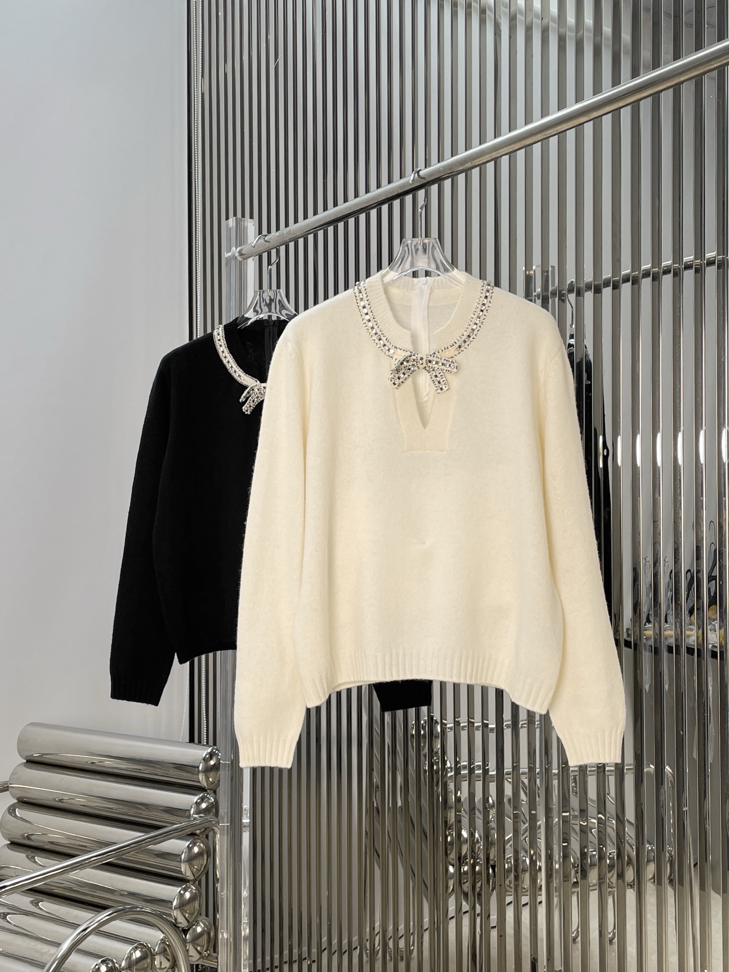 Джемпер женский в стиле Valentino молочного и чёрного цвета с декоративным бантом