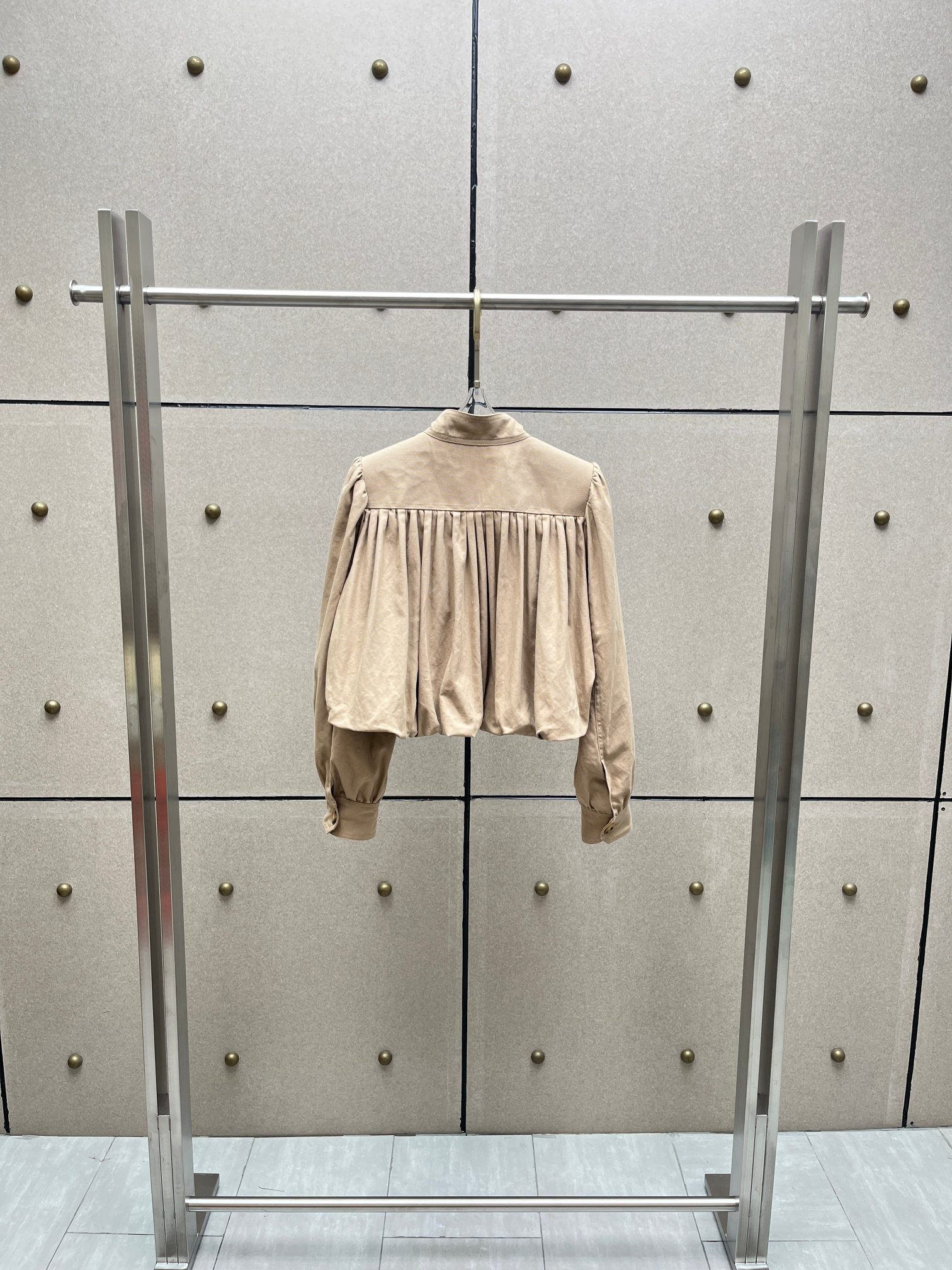 Куртка женская укороченная Chloé  бежевого цвета с воротником-стойкой и сборками