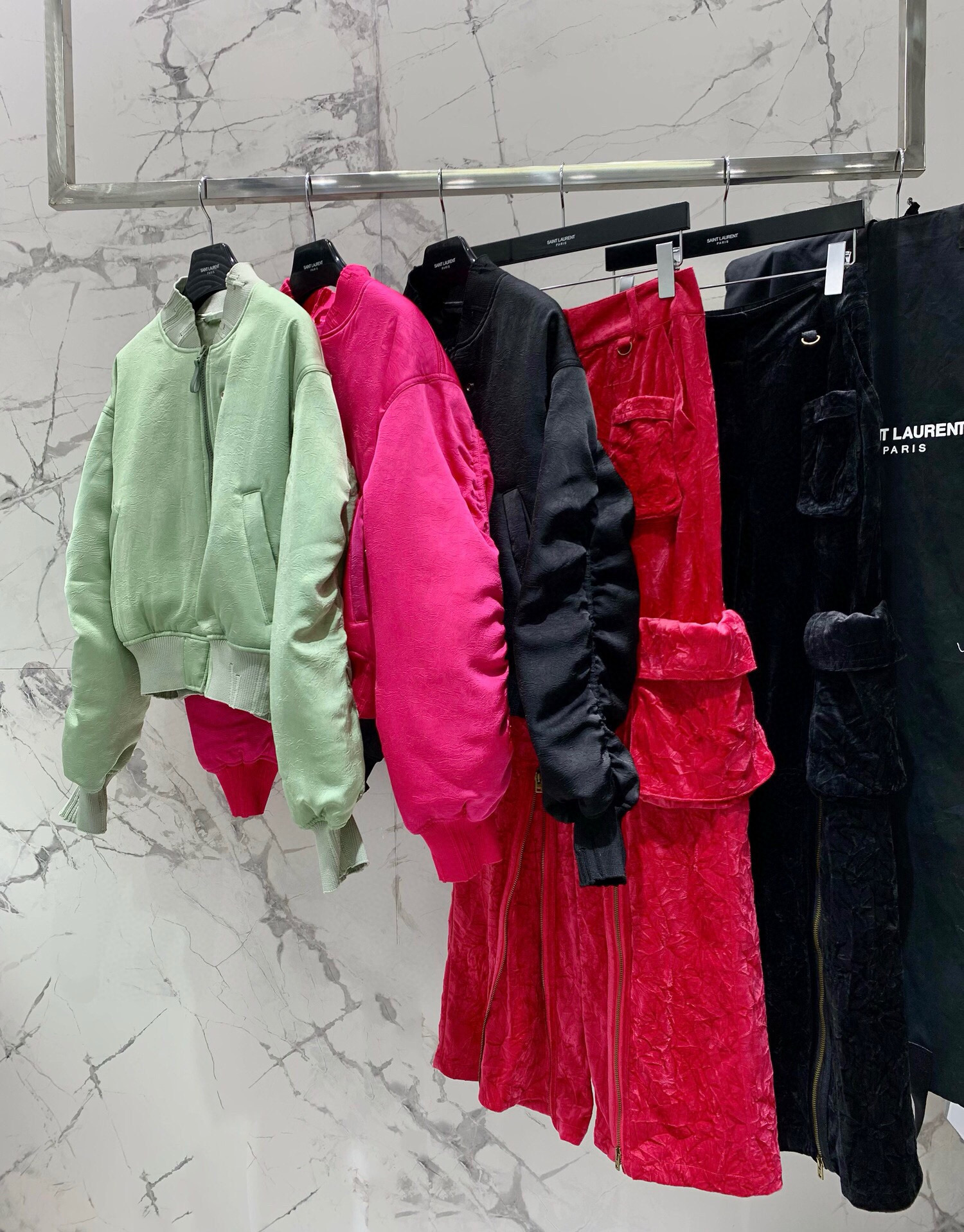 Куртка-бомбер женская в стиле Acne Studios из плотного хлопка премиум-качества, розового цвета. 