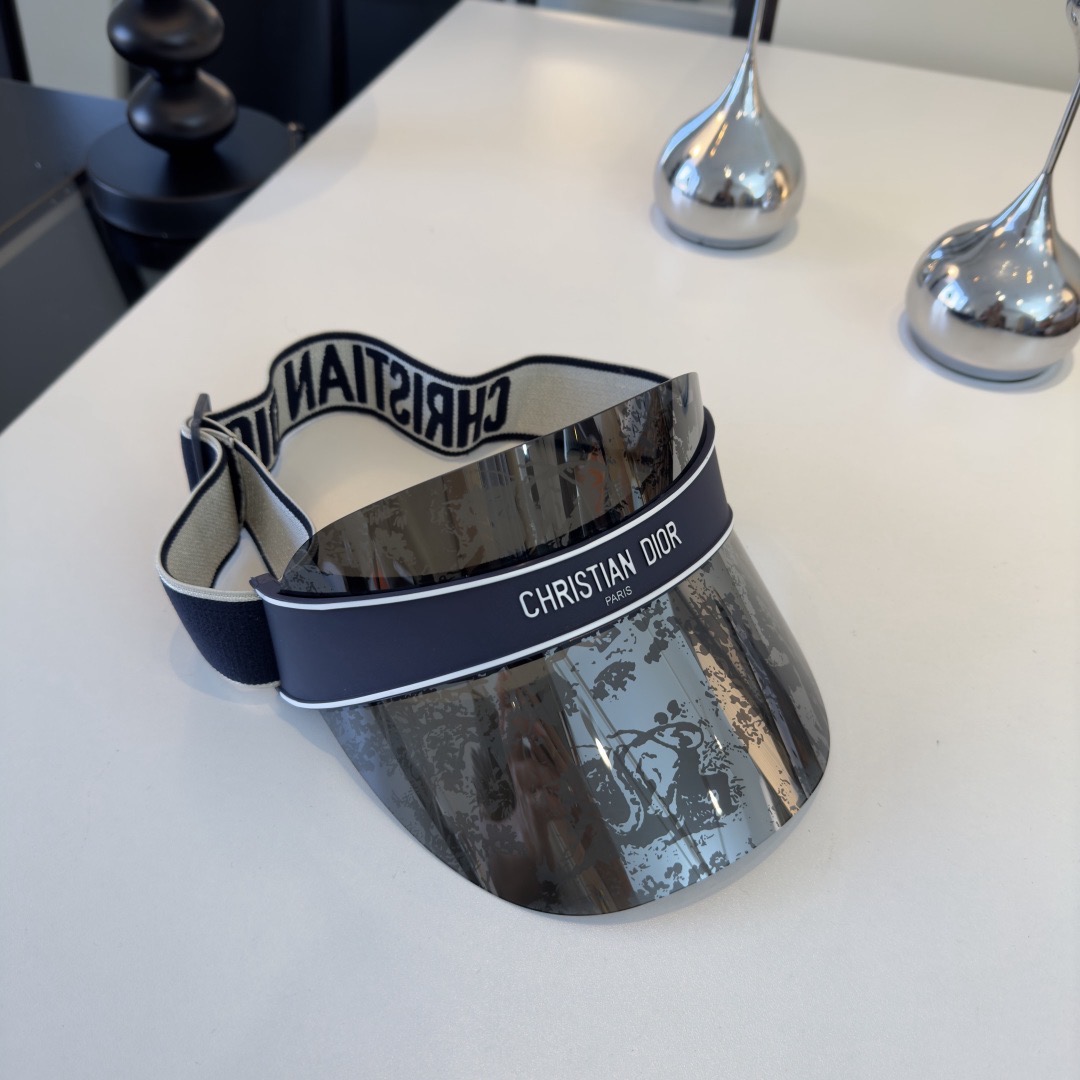 Козырёк женский в стиле Chanel серебристого цвета