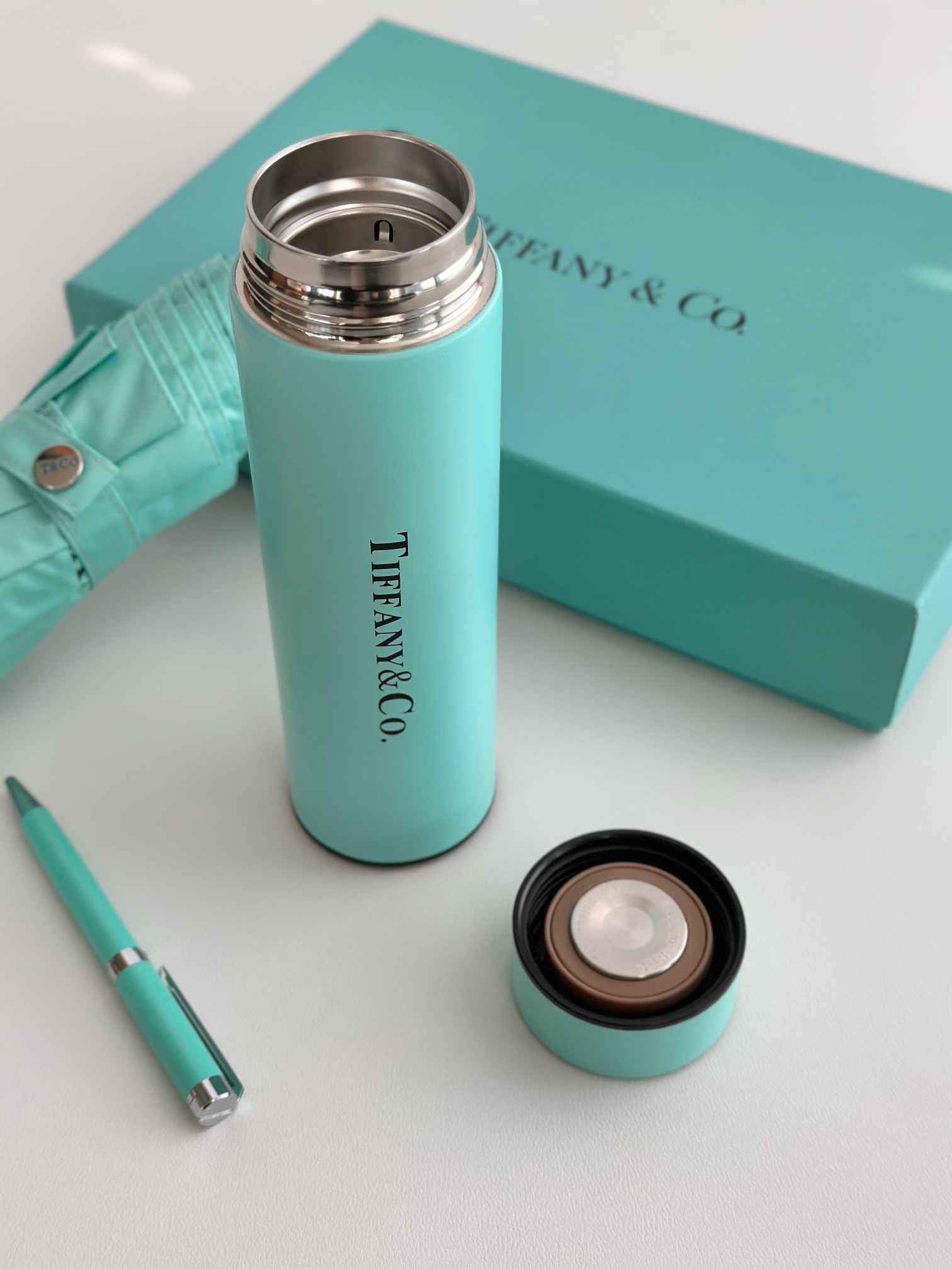 Подарочный набор Tiffany & Co. с термокружкой и зонтом