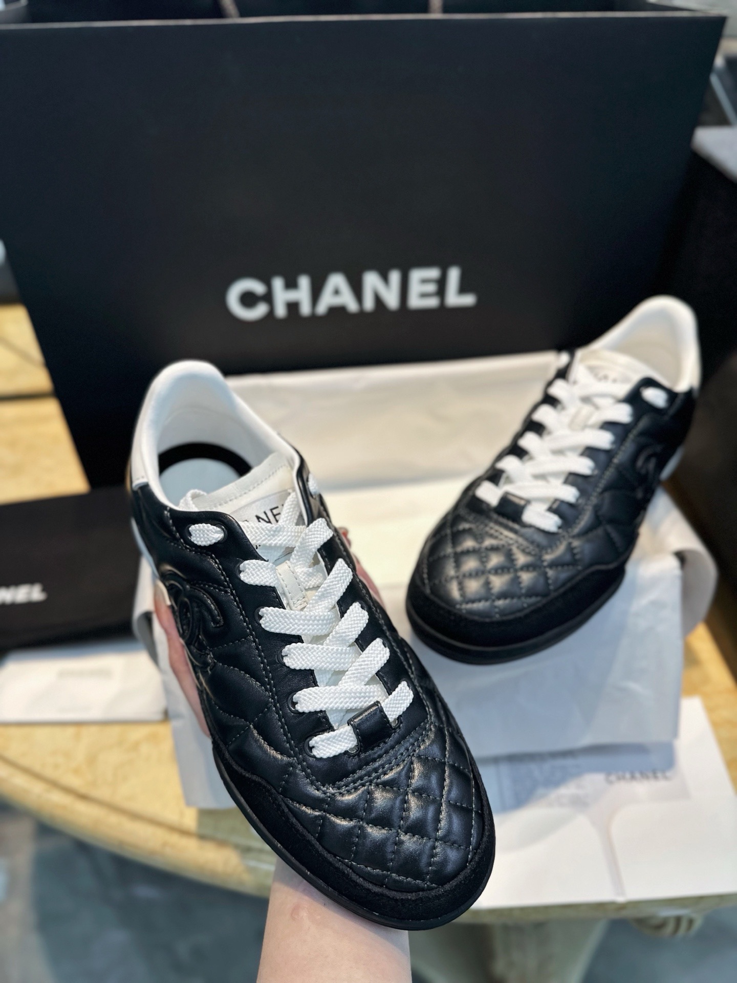 Кроссовки Chanel черного цвета с белыми вставками