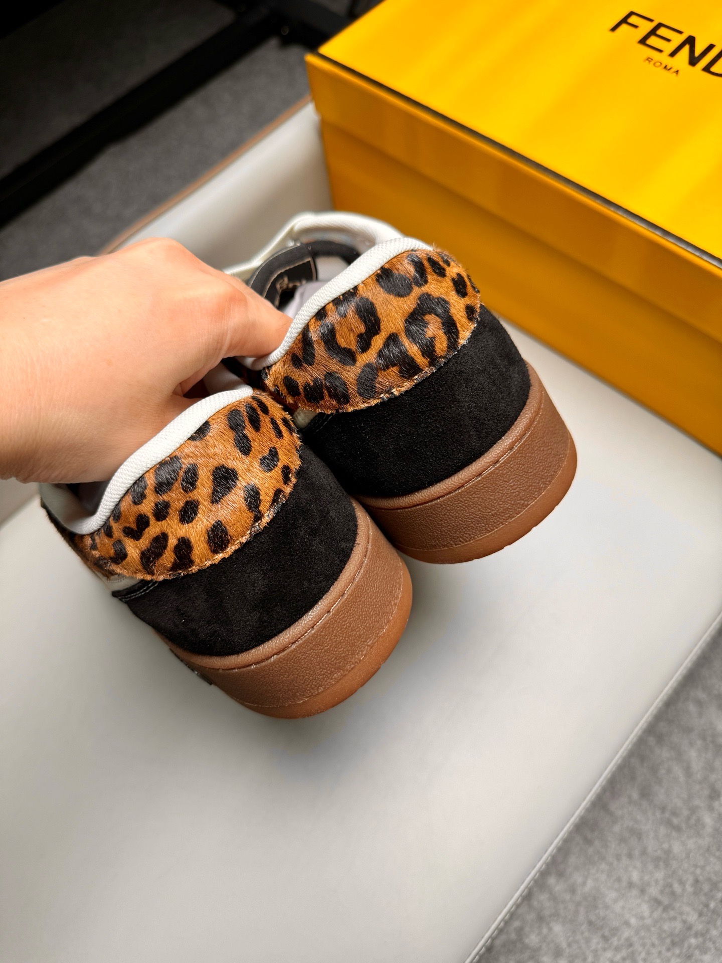 Кроссовки унисекс в стиле Fendi Match коричневого цвета