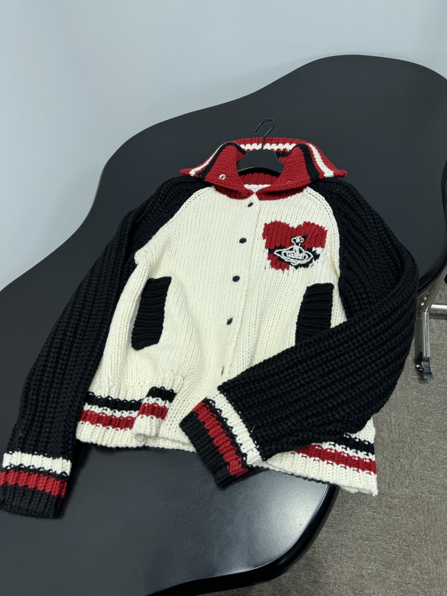 Кардиган женский в стиле Vivienne Westwood  с контрастными рукавами и вышивкой