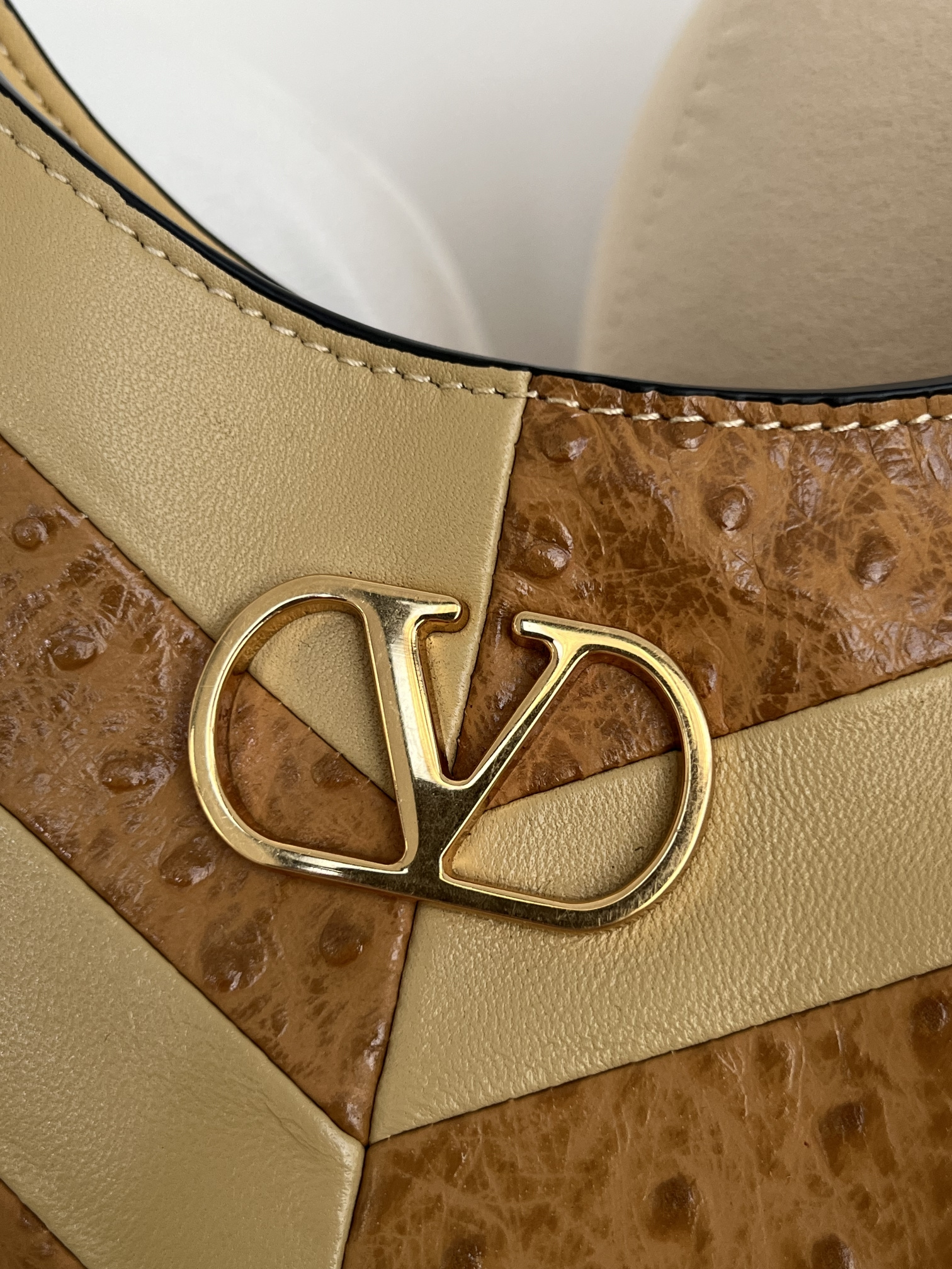 Сумка женская в стиле Valentino Garavani Hoboho Hobo бежево-карамельного с фактурной отделкой(28 cм)