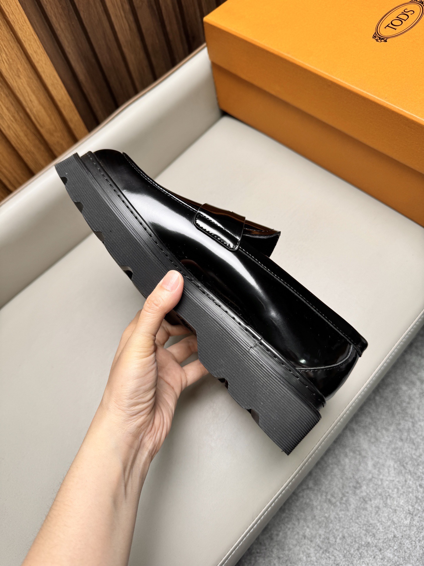 Лоферы мужские в стиле Tod’s черного цвета на массивной подошве