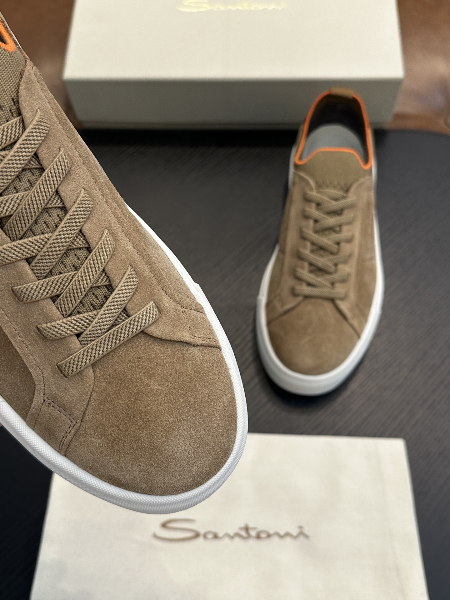 Кроссовки мужские в стиле Santoni из натуральной зернистой кожи бежевого цвета