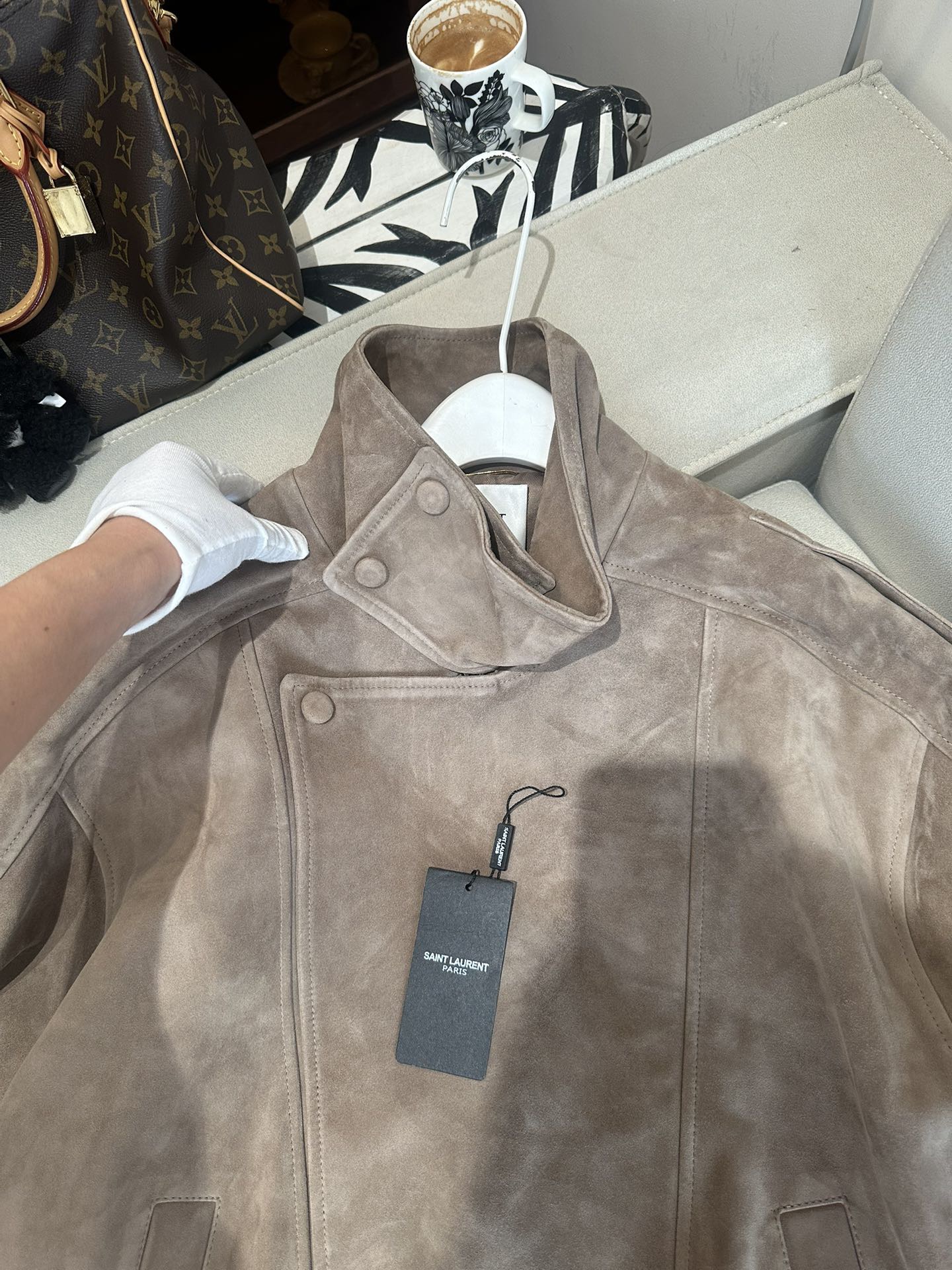 Куртка женская в стиле Saint Laurent из натуральной замши бежевого цвета укороченная с косой застёжкой