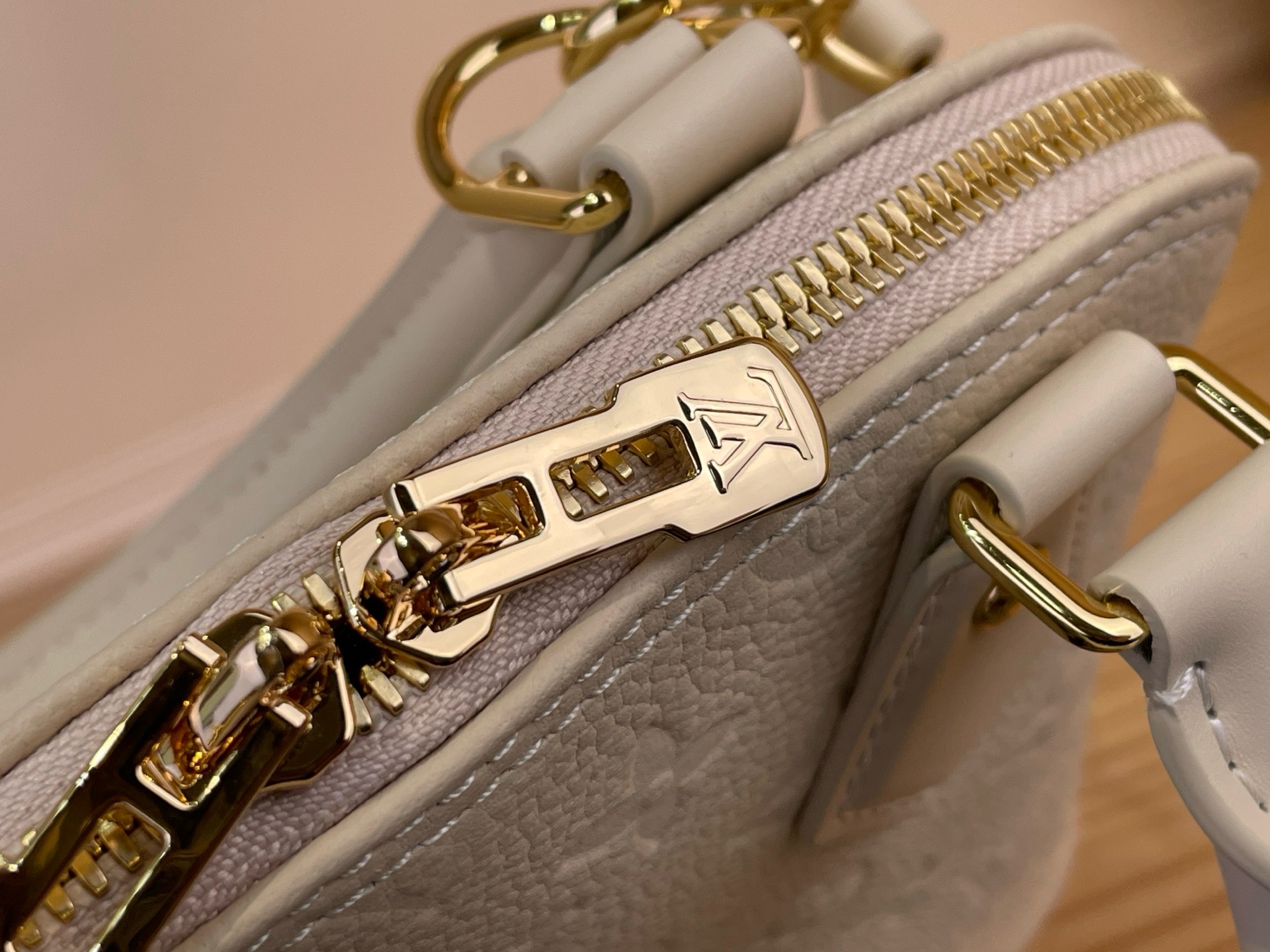 Сумка женская Louis Vuitton Alma BB  белого цвета