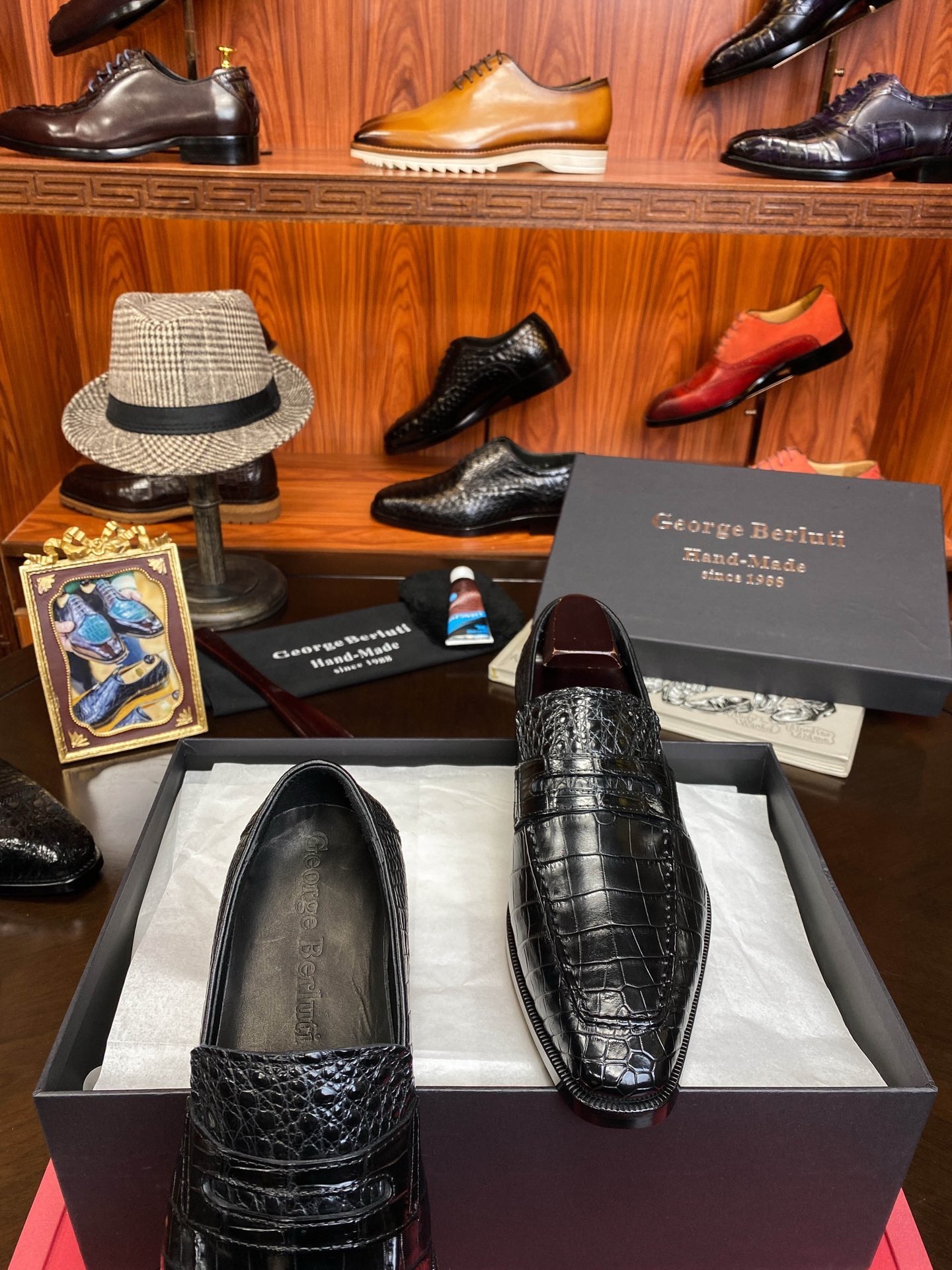 Лоферы мужские в стиле Berluti из цельной кожи крокодила черного цвета