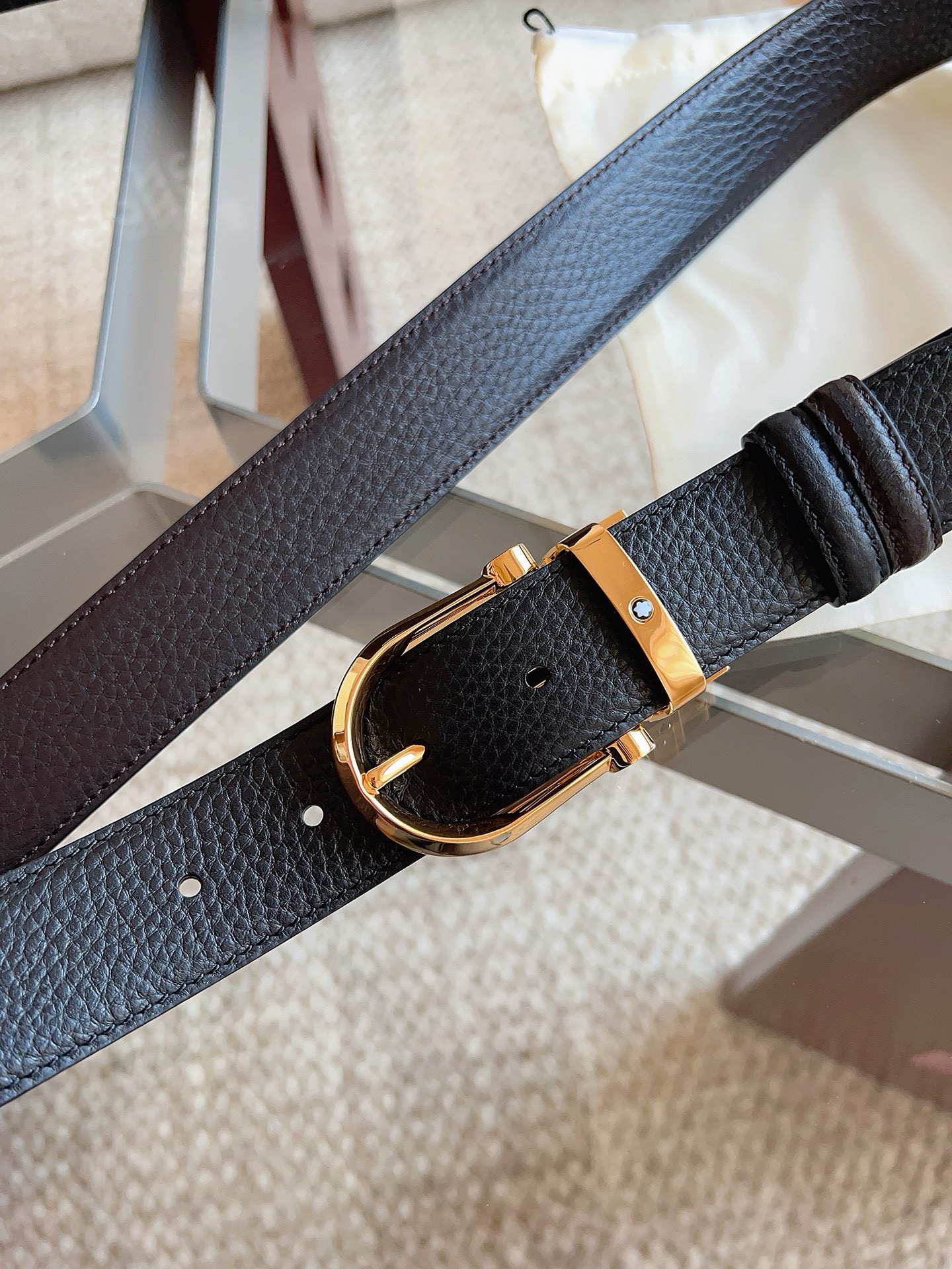 Ремень мужской Montblanc чёрного цвета двусторонний с золотистой пряжкой