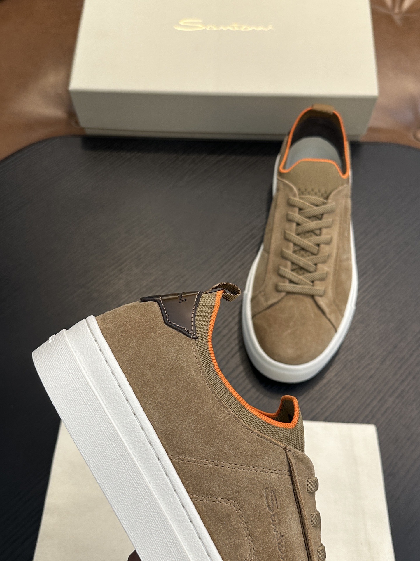 Кроссовки мужские в стиле Santoni из натуральной зернистой кожи бежевого цвета