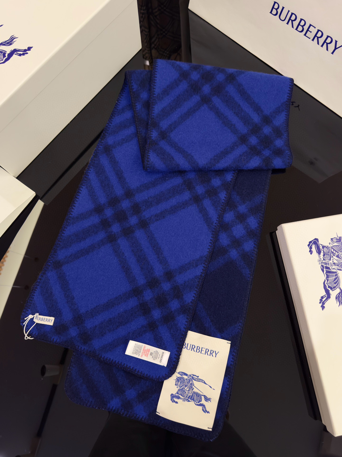 Шарф унисекс в стиле Burberry двусторонний из мягкой шерсти с диагональной клеткой тёмно-синего  цвета