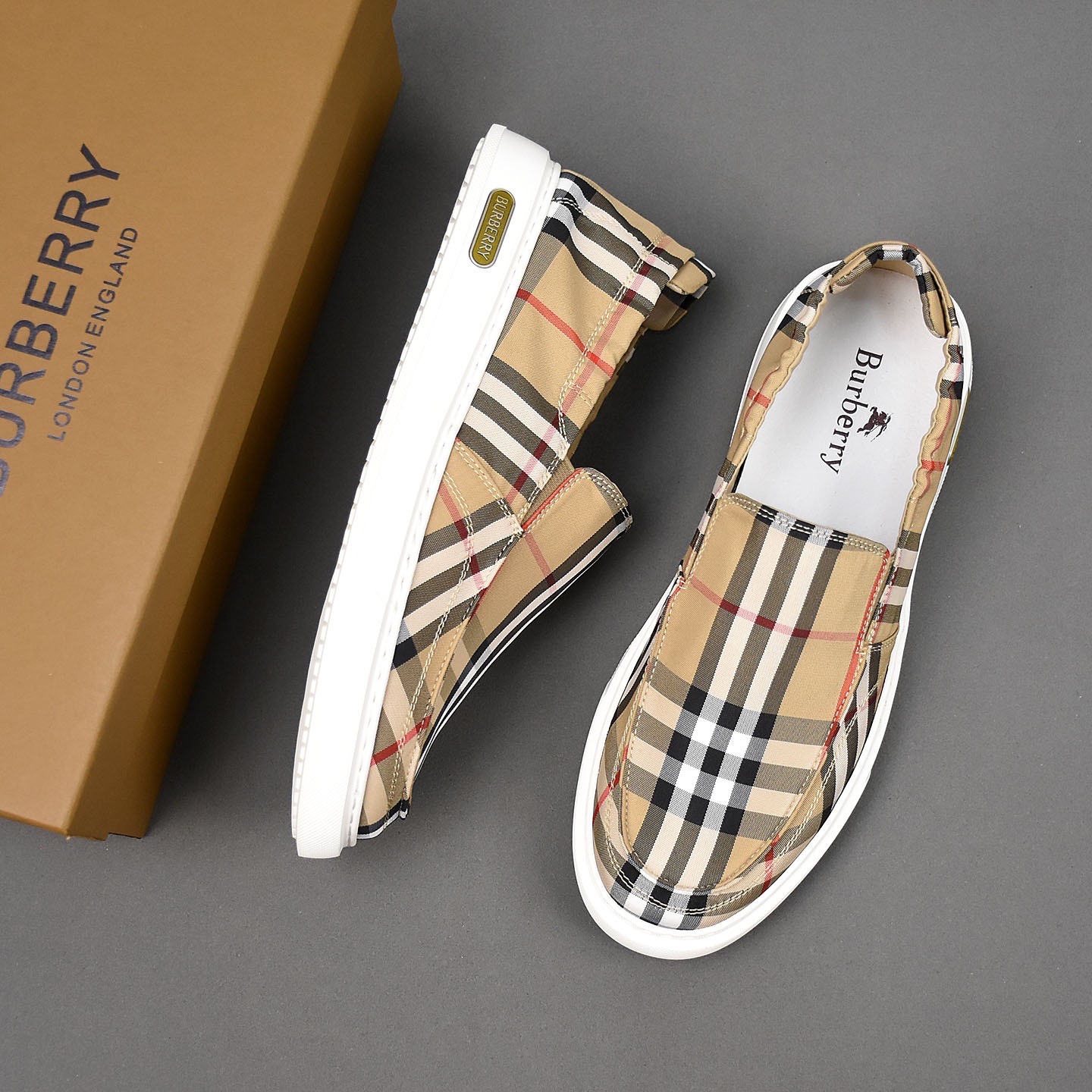 Слипоны мужские в стиле Burberry бежевого цвета