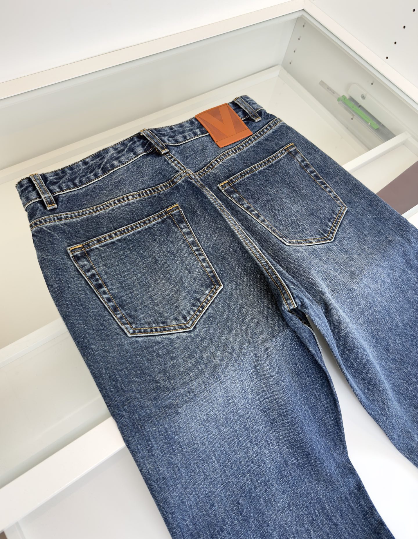 Джинсы мужские в стиле Valentino прямого кроя синего цвета из денима