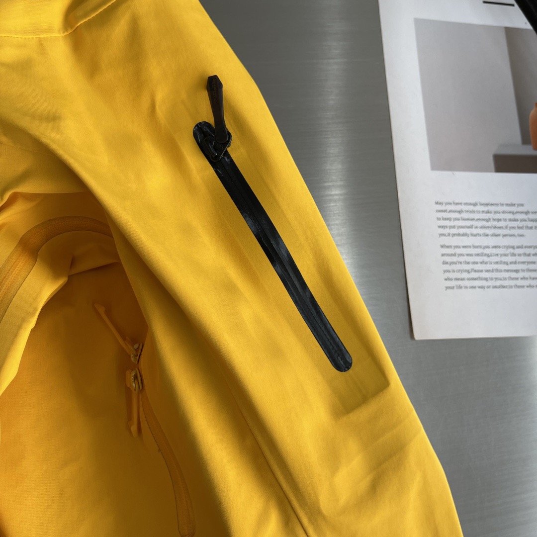 Куртка унисекс в стиле Arc'teryx Alpha SV с капюшоном жёлтого цвета