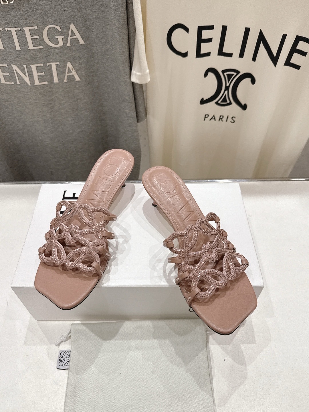 Босоножки женские в стиле LOEWE F036 пудрово-розового цвета с плетёными ремешками