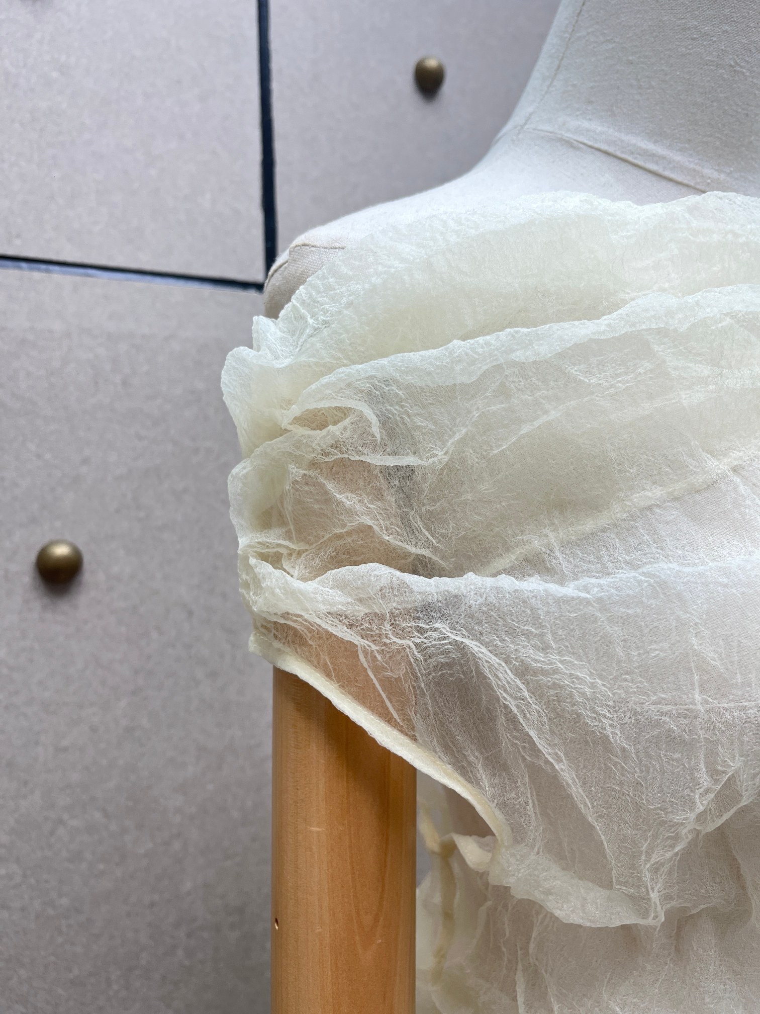 Комплект женский из органзы молочного цвета: топ с драпировкой и юбка миди с плиссировкой