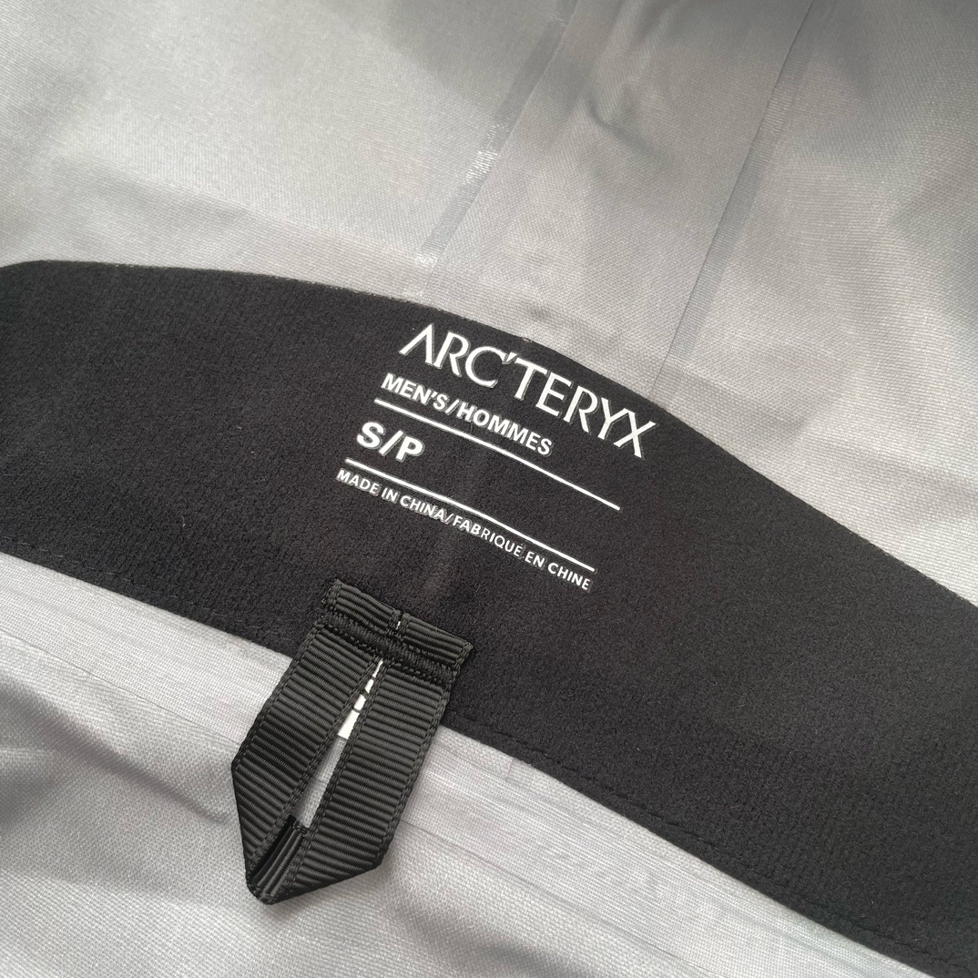 Куртка мужская Arc’teryx Alpha SV из мембранной ткани GORE-TEX Pro синего цвета с капюшоном