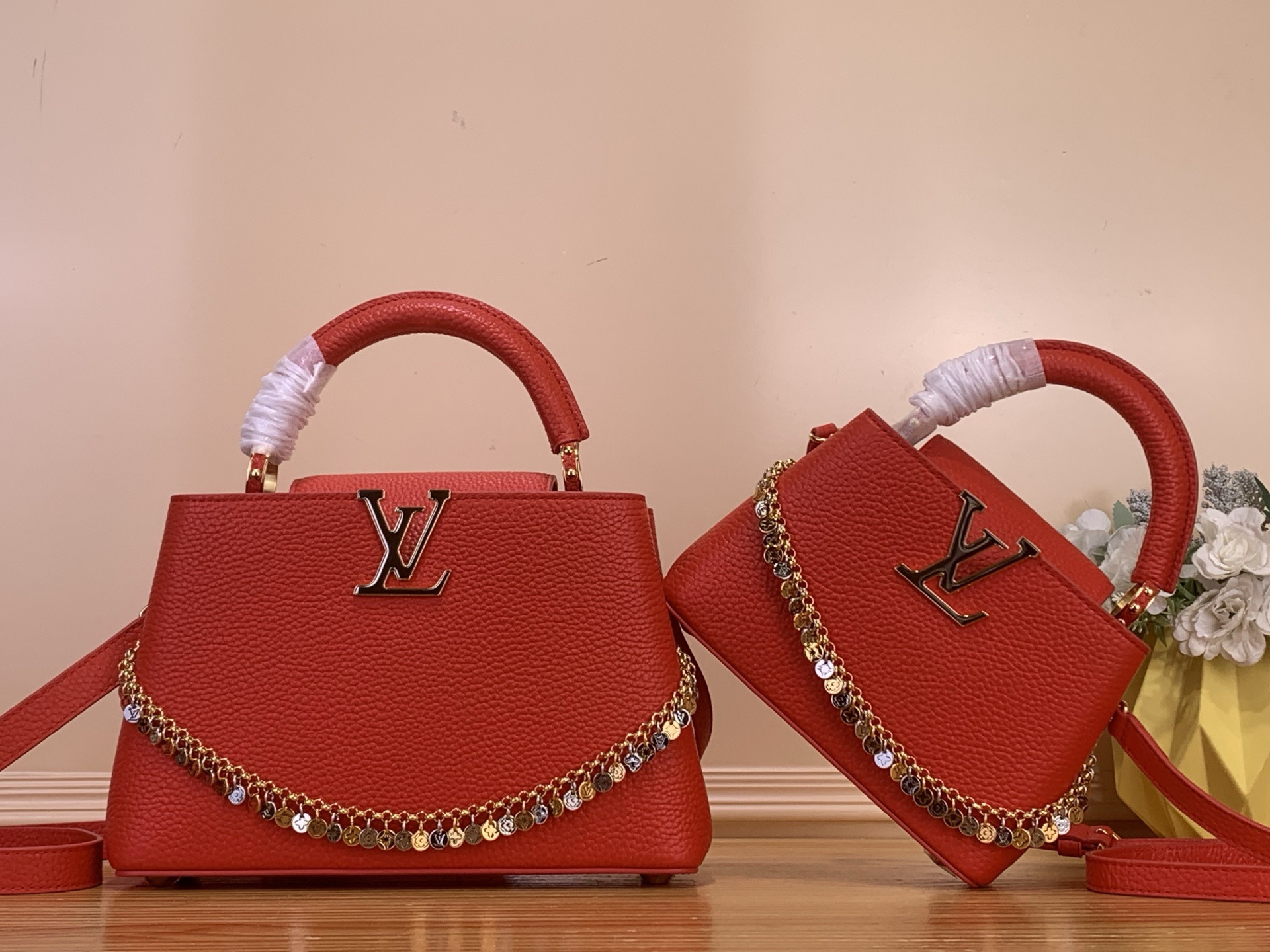 Сумка женская в стиле Louis Vuitton Capucines Mini Confetti красная с декоративной цепочкой