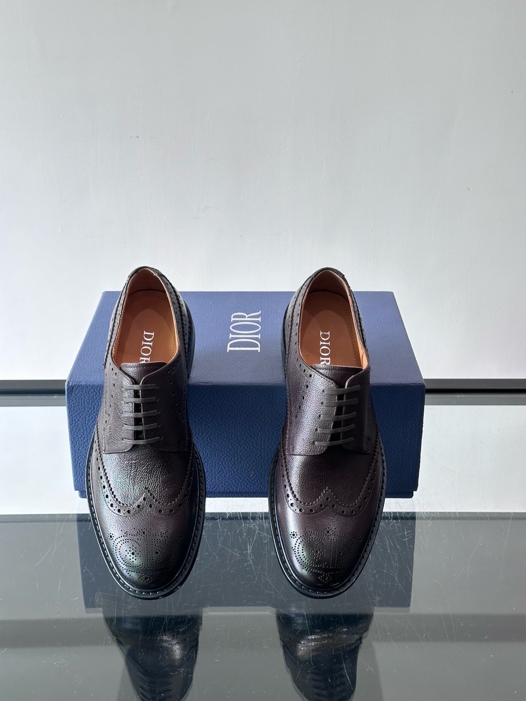 Туфли мужские в стиле Dior Oxford из натуральной кожи с перфорацией коричневого цвета