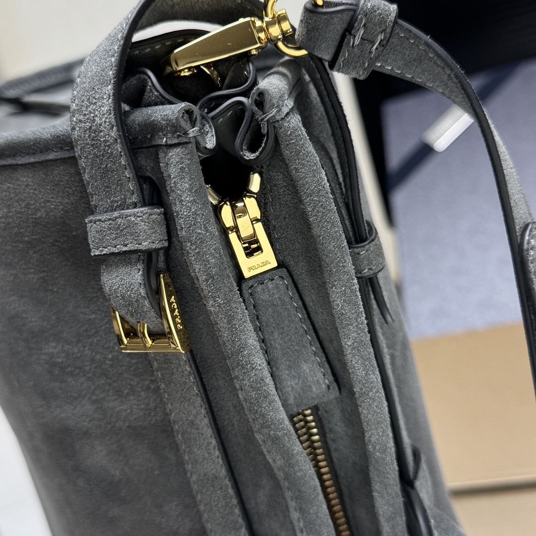 Сумка женская в стиле Prada серого цвета (42×30×12 см)