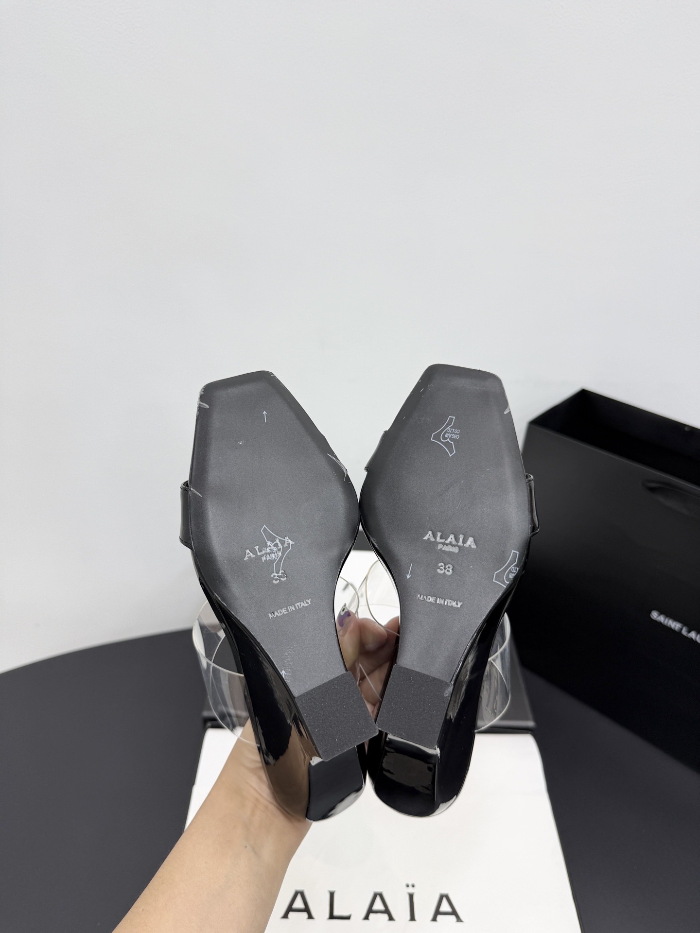 Босоножки женские в стиле Alaïa чёрного цвета