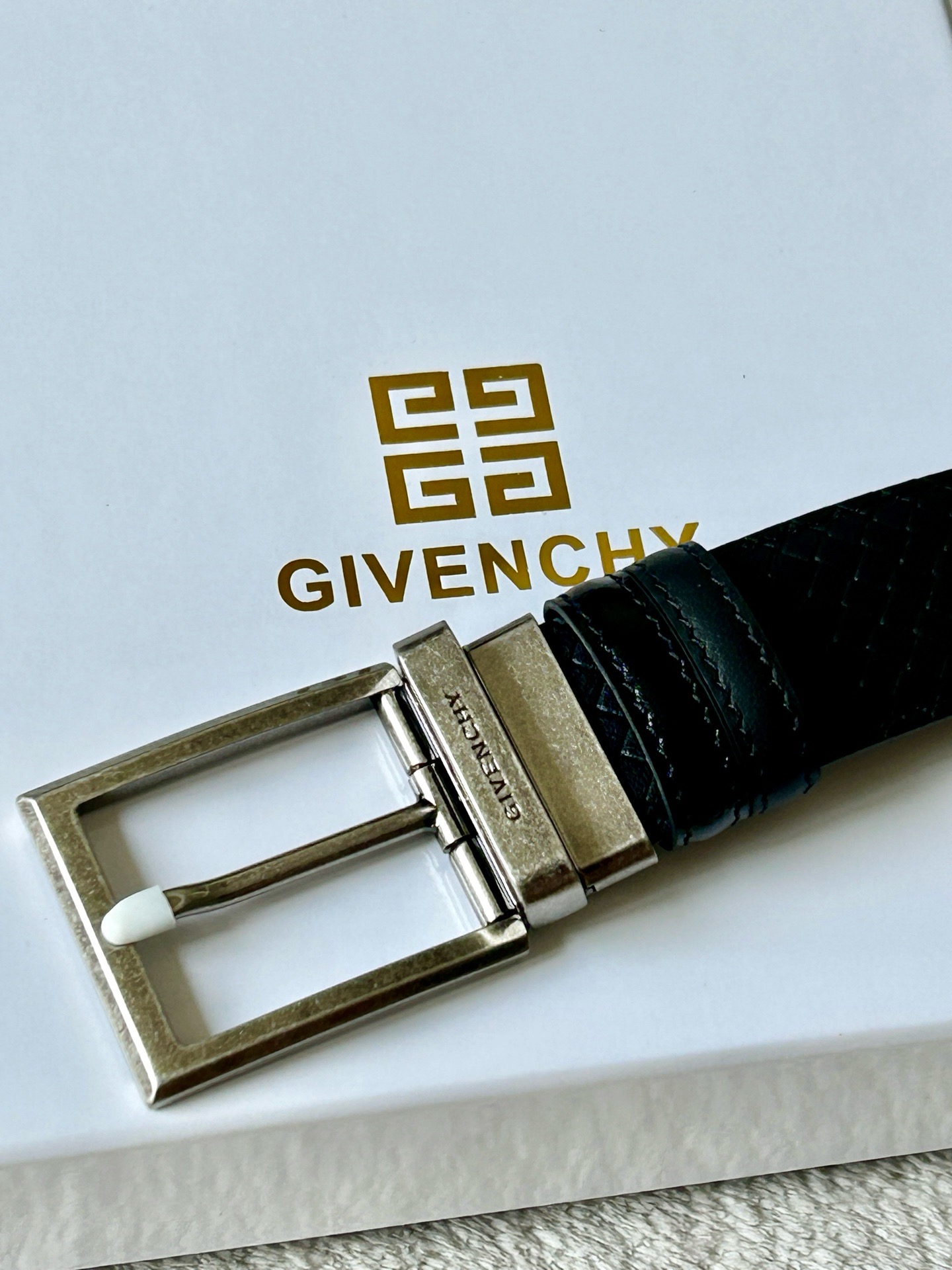 Ремень мужской Givenchy чёрного цвета и пряжкой стального цвета