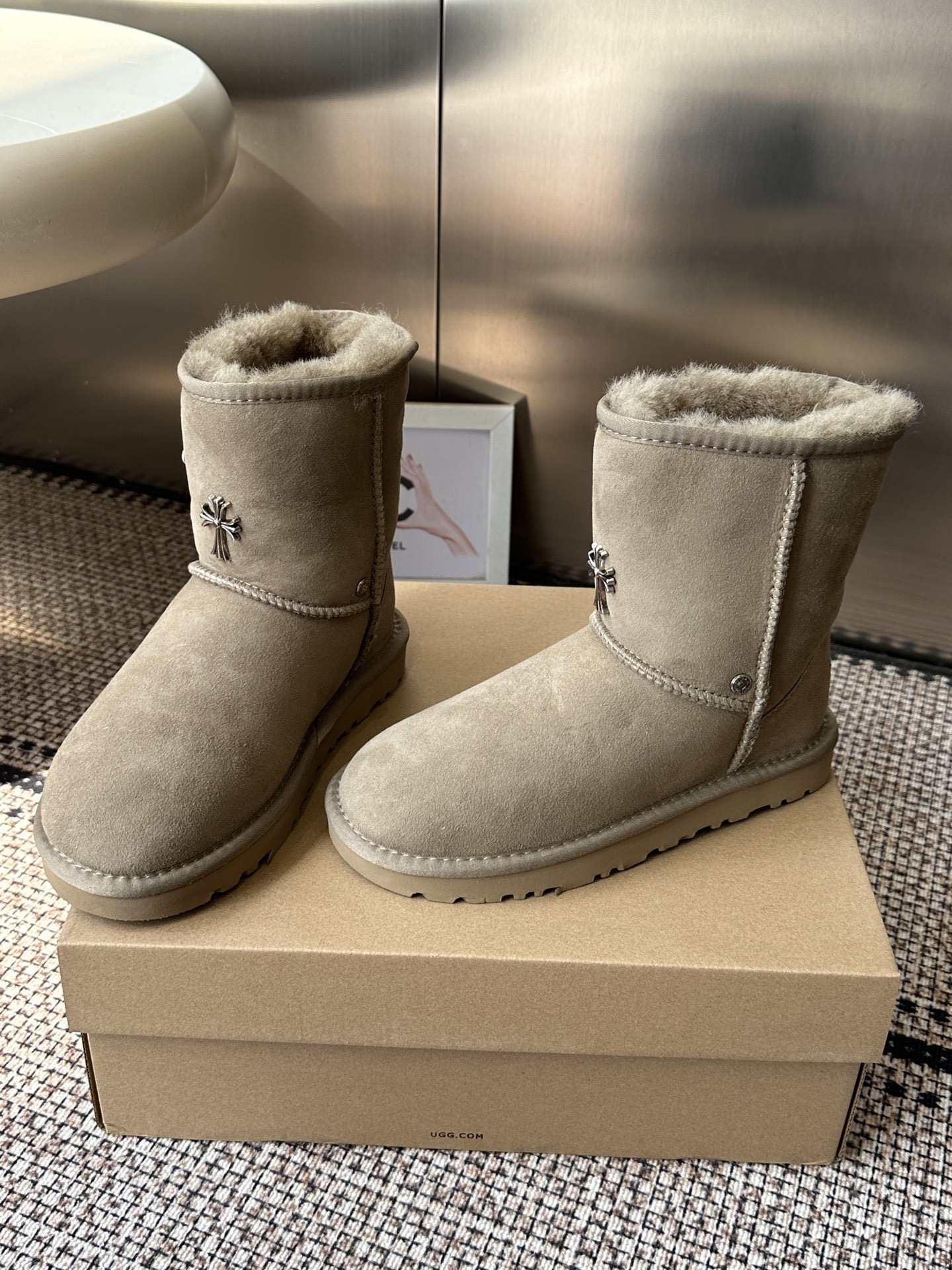 Угги женские UGG x Chrome Hearts Classic Short II бежевого цвета