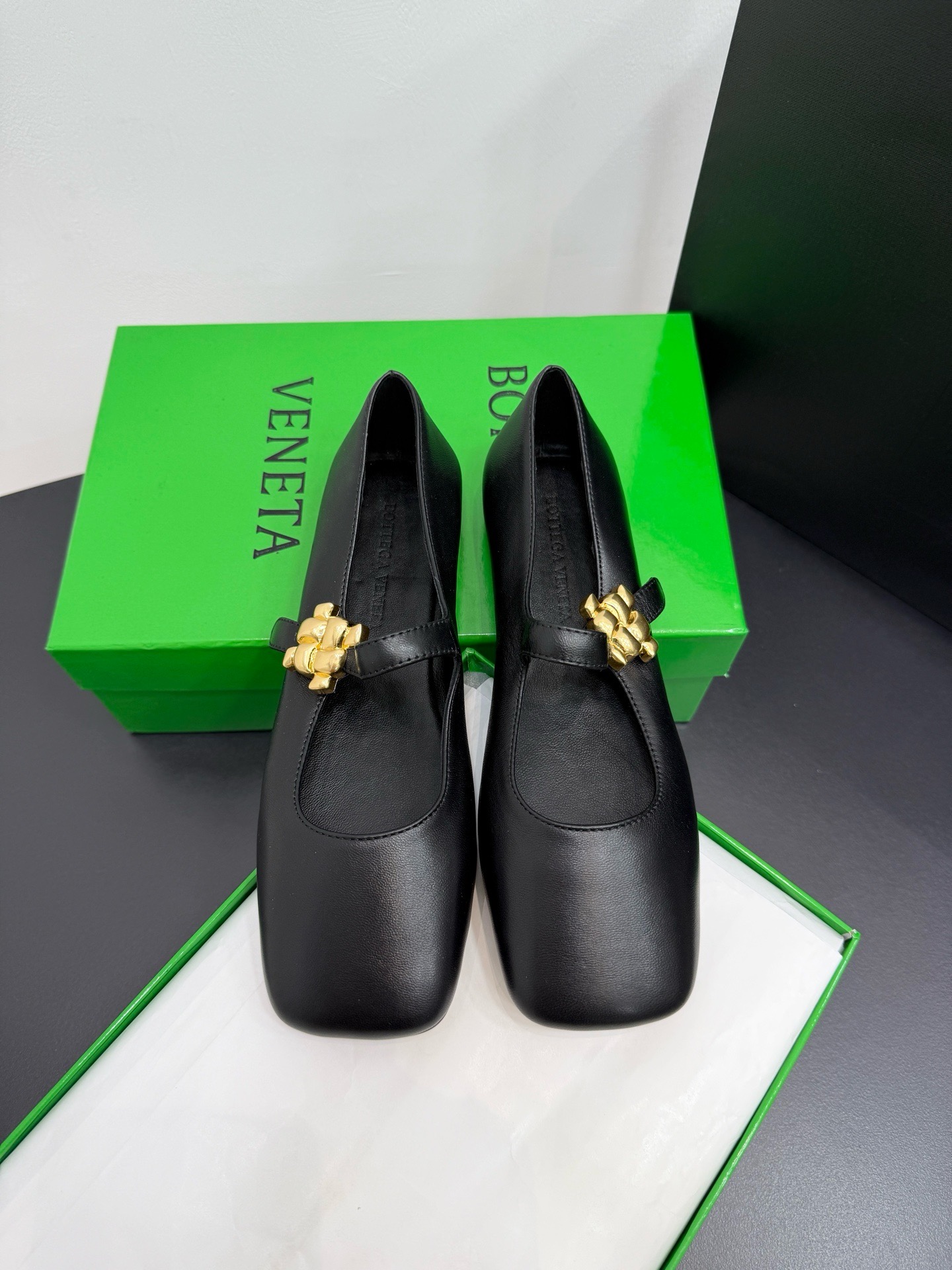 Балетки женские Bottega Veneta Charlotte чёрного цвета